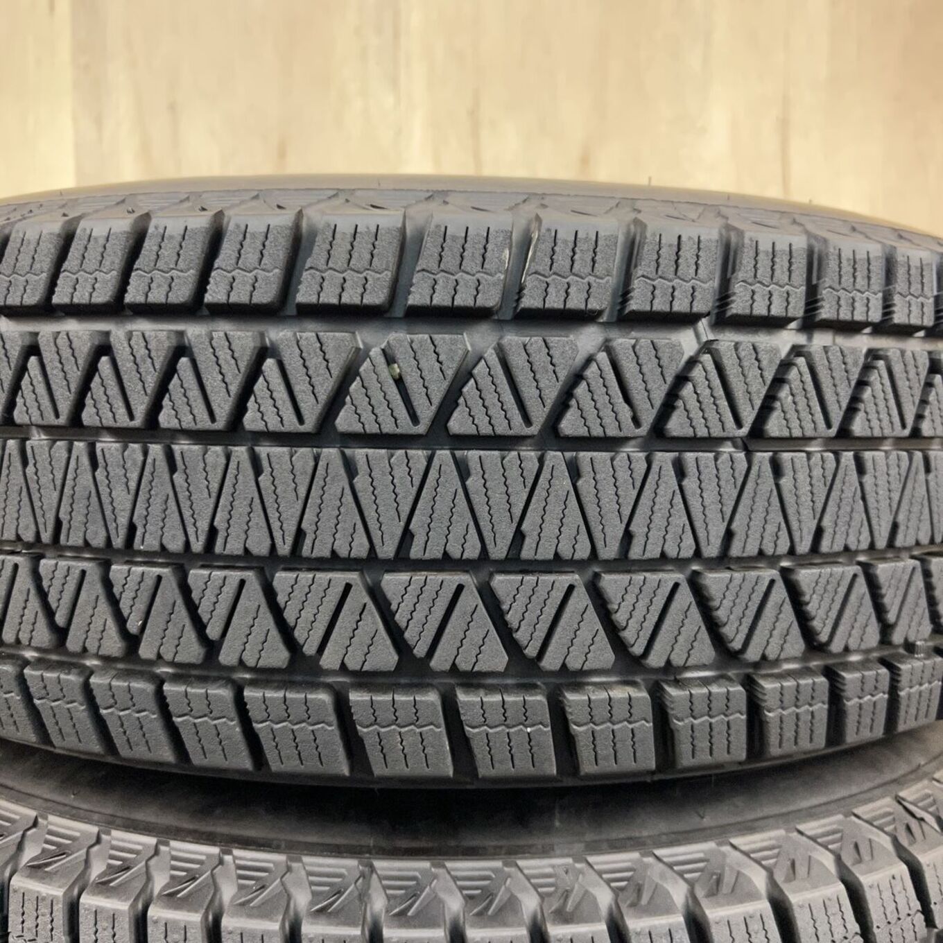 215/70 R16 Bridgestone BLIZZAK DM-V3 — 37 400 ¥/комплект