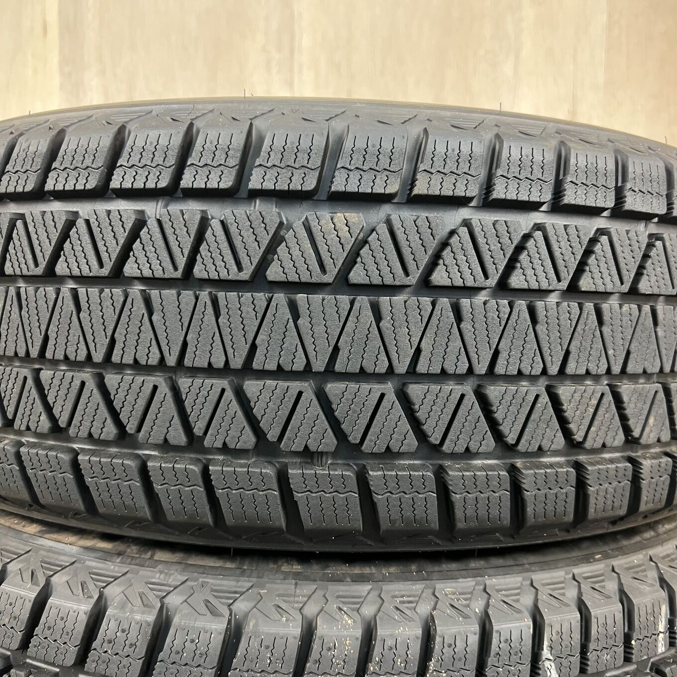 235/60 R18 Bridgestone BLIZZAK DM-V3 — 46 800 ¥/комплект