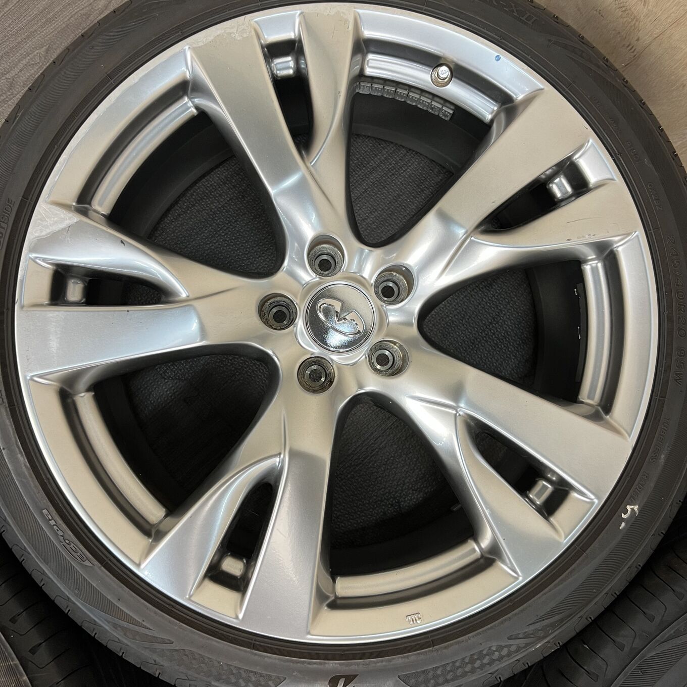 Bridgestone FUGA Y51 370GT 245/40 R20, фото 4