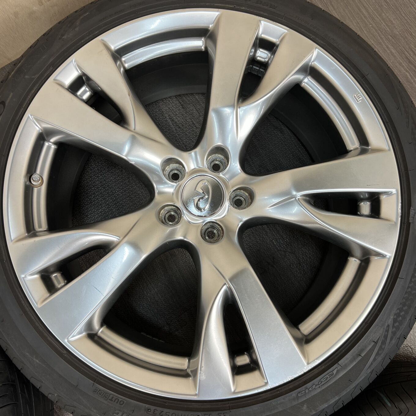 Bridgestone FUGA Y51 370GT 245/40 R20, фото 5