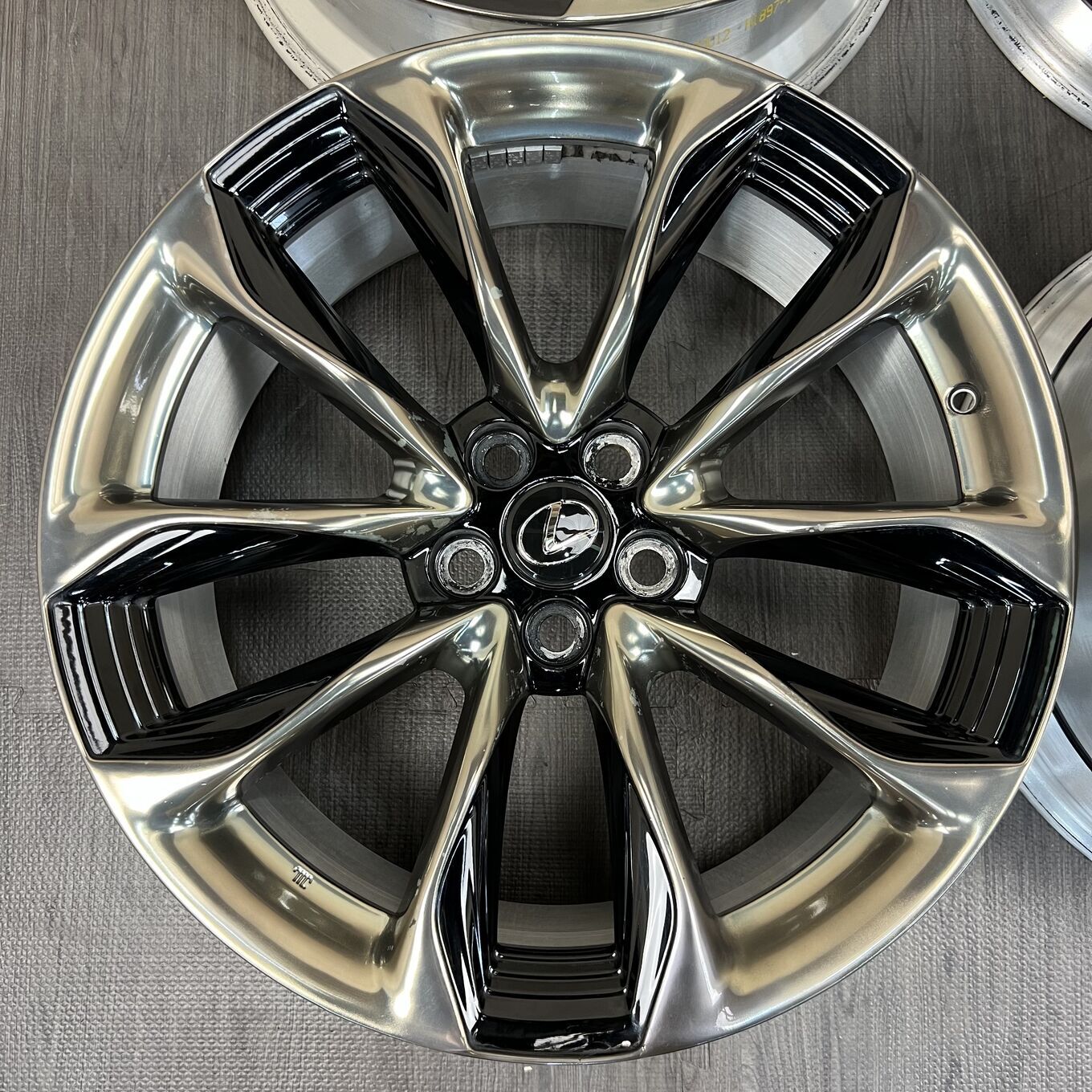 R20 8.5J ET25 5x120 LC — 123 300 ¥/комплект