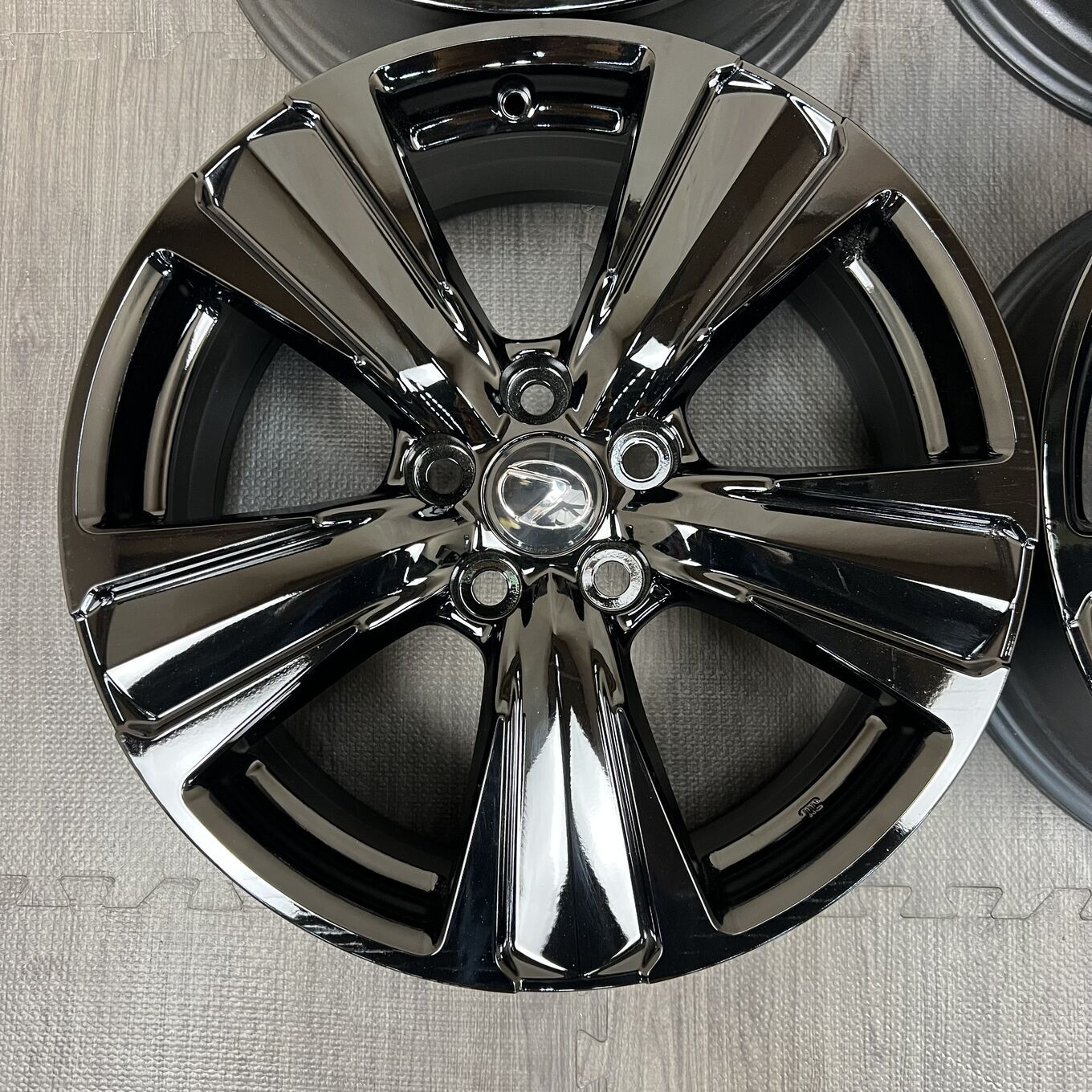 R18 7J ET45 5x114.3 UX — 85 000 ¥/комплект