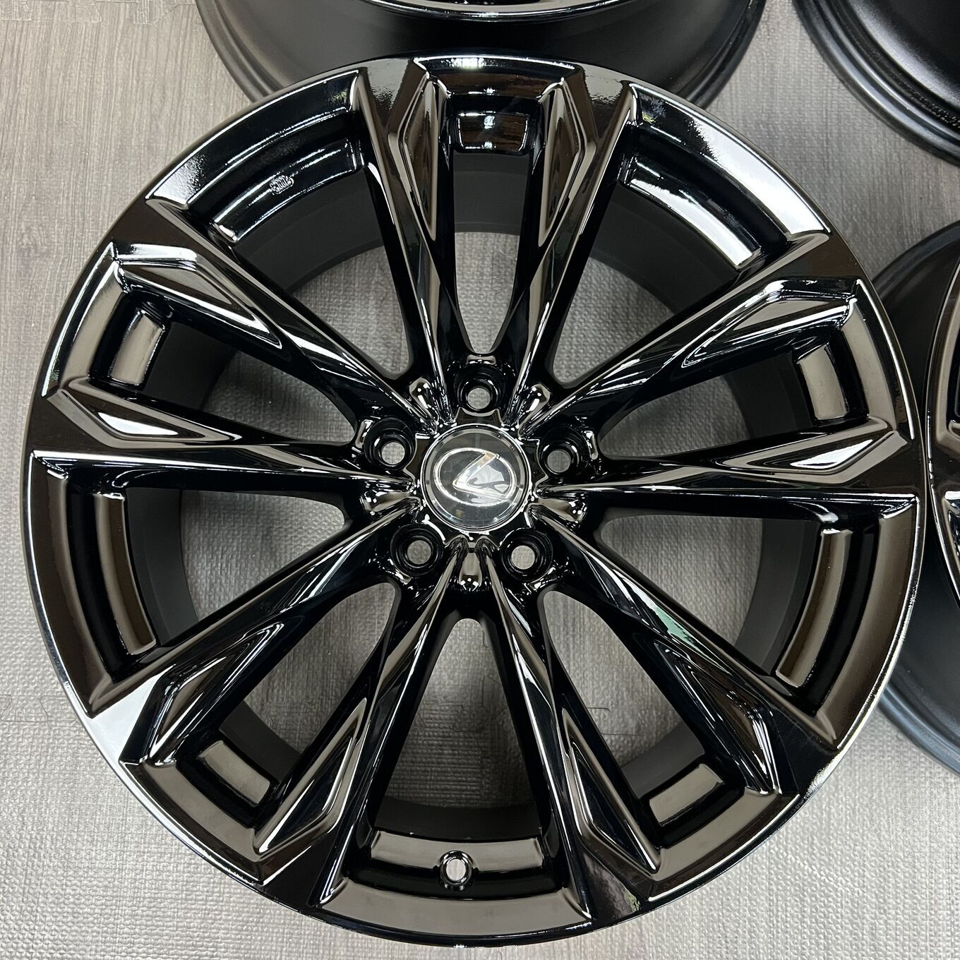 R19 8.5J ET45 5x114.3 IS F SPORT — 114 800 ¥/комплект