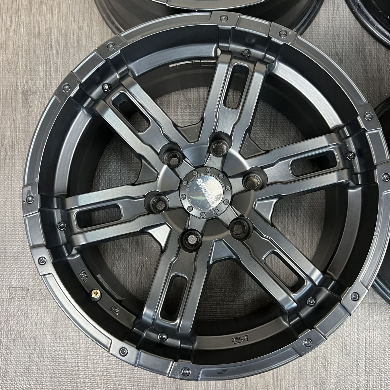 R17 8J ET20 6x139.7 WOLF — 46 800 ¥/комплект