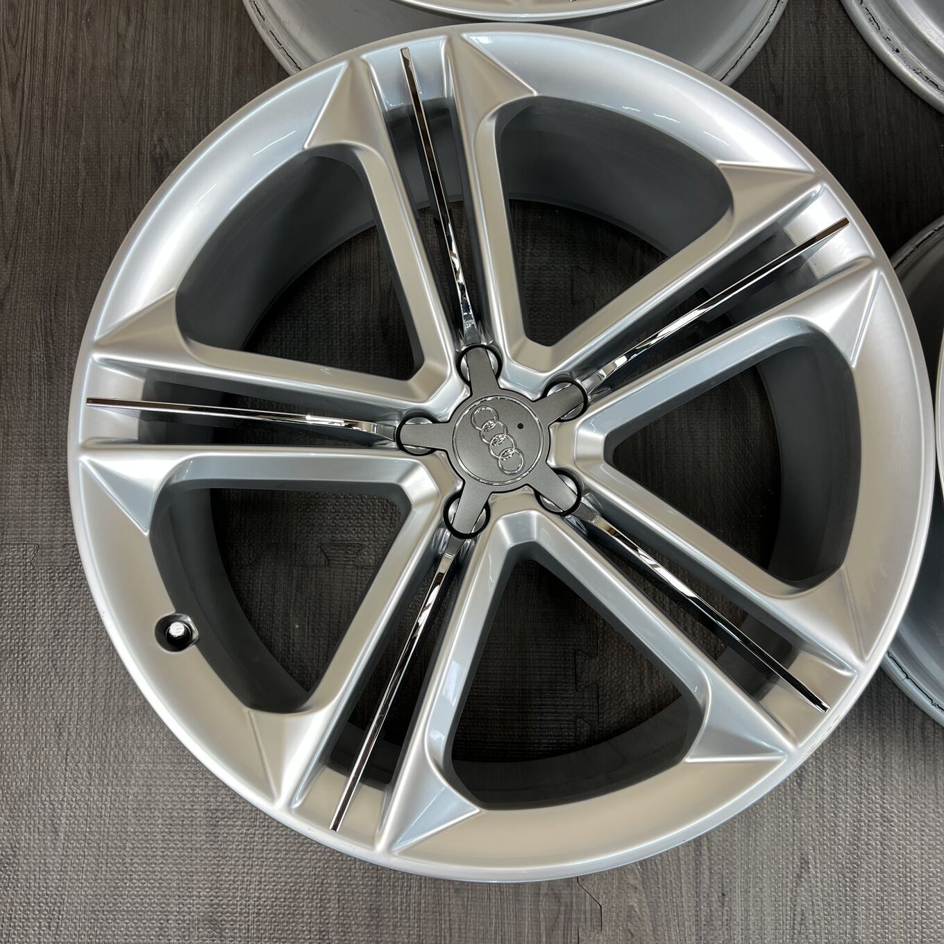 R21 9J ET35 5x112 S8; R8 — 170 000 ¥/комплект