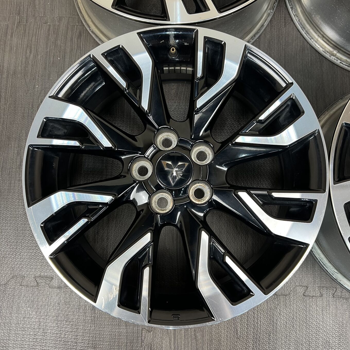 R18 7J ET38 5x114.3 OUTLANDER — 37 400 ¥/комплект