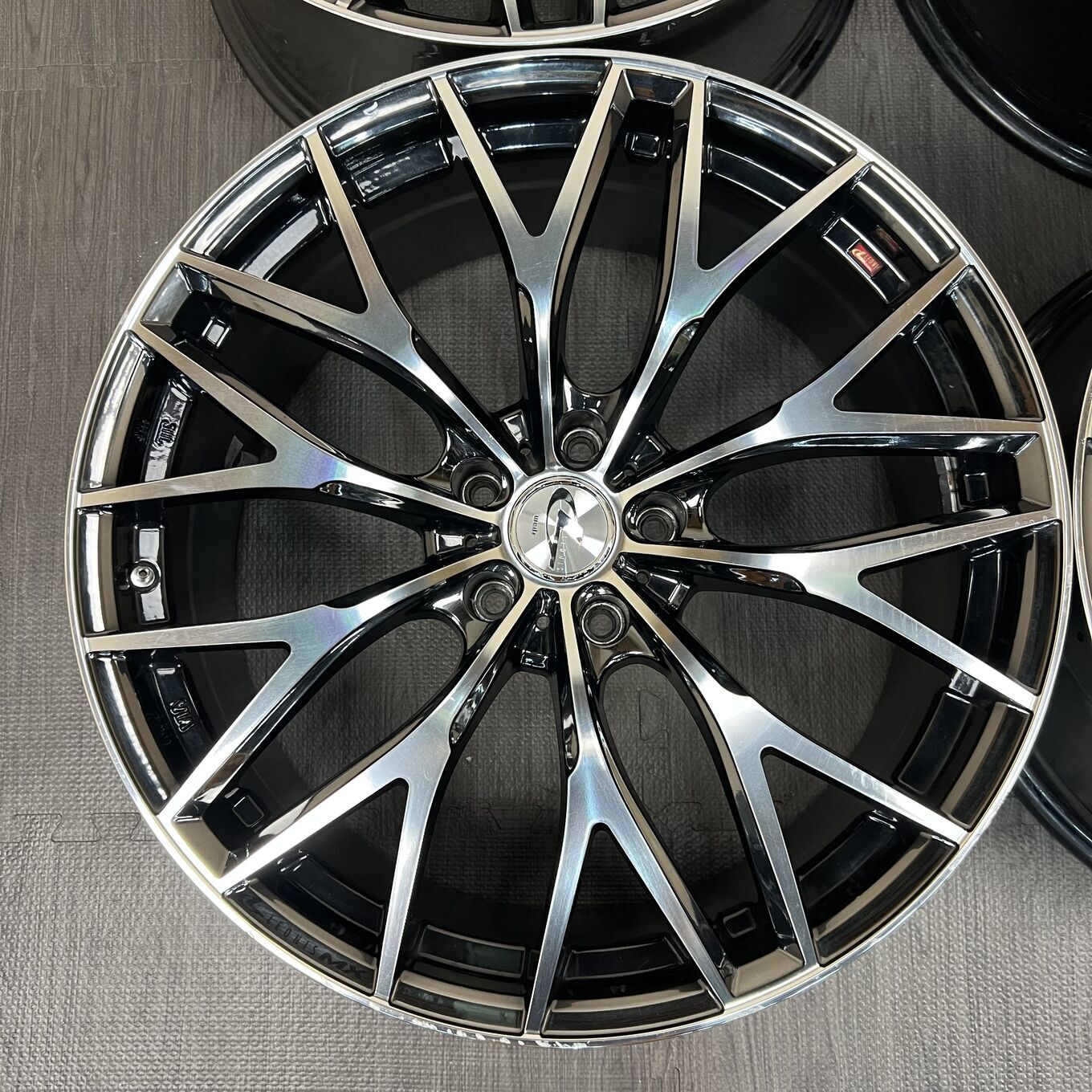 R20 8.5J ET35 5x114.3 LEONIS MX — 68 000 ¥/комплект