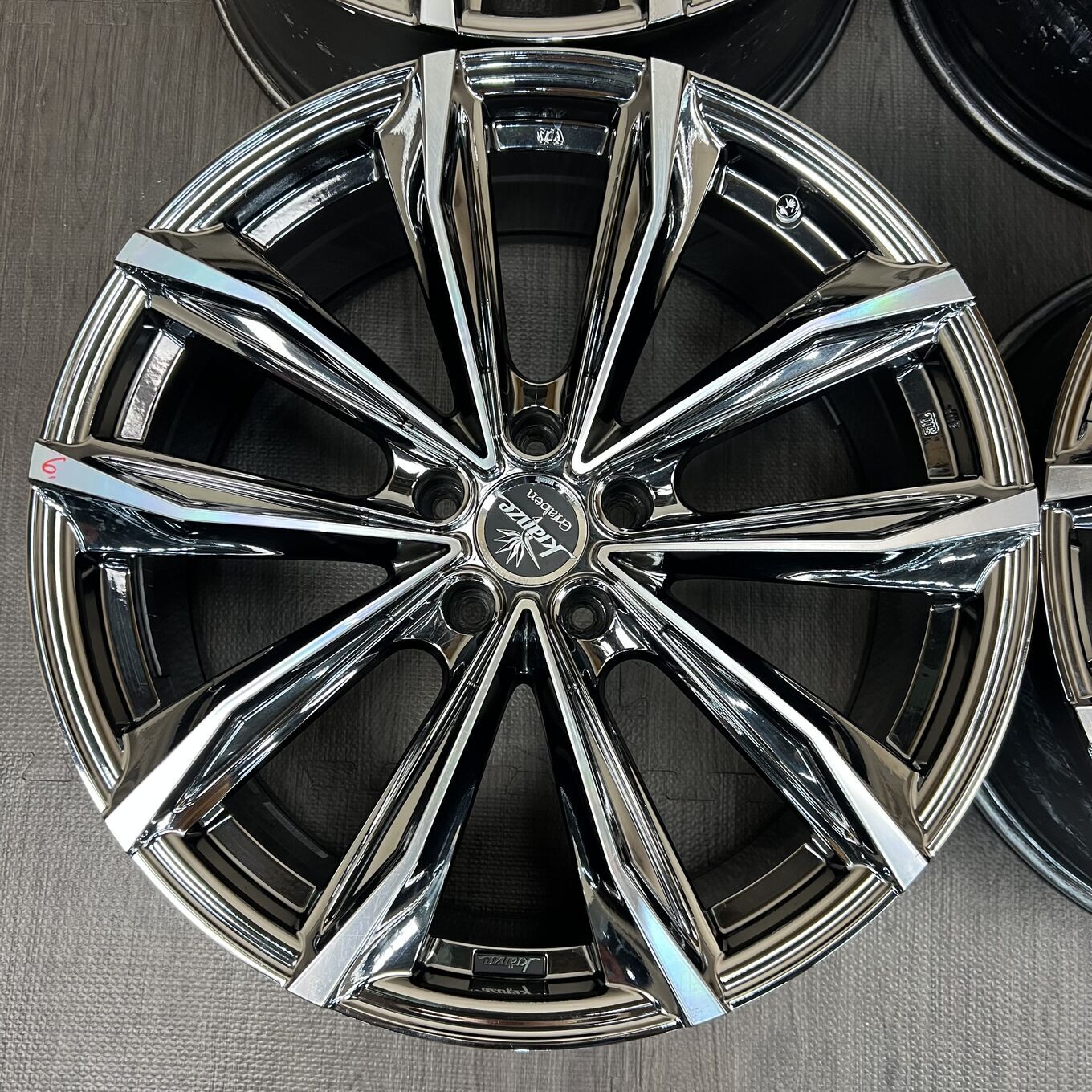 R20 8.5J ET35 5x114.3 GRABEN — 102 000 ¥/комплект