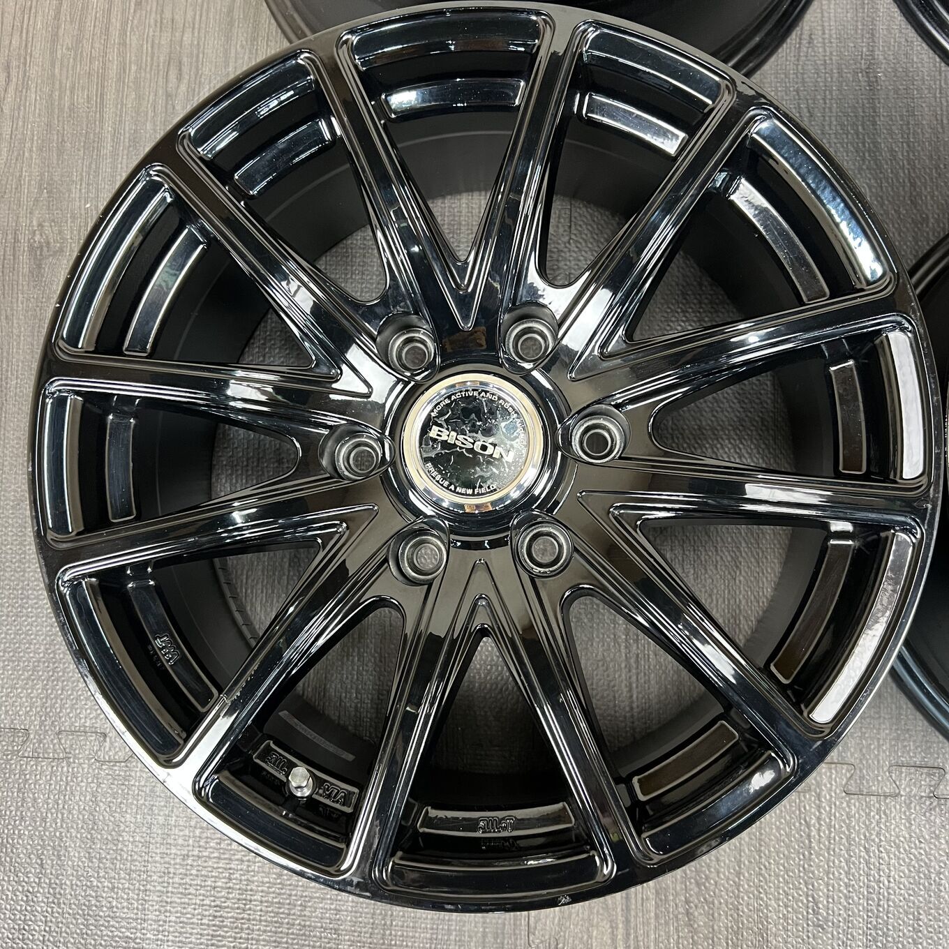 R17 7.5J ET28 6x139.7 — 37 400 ¥/комплект
