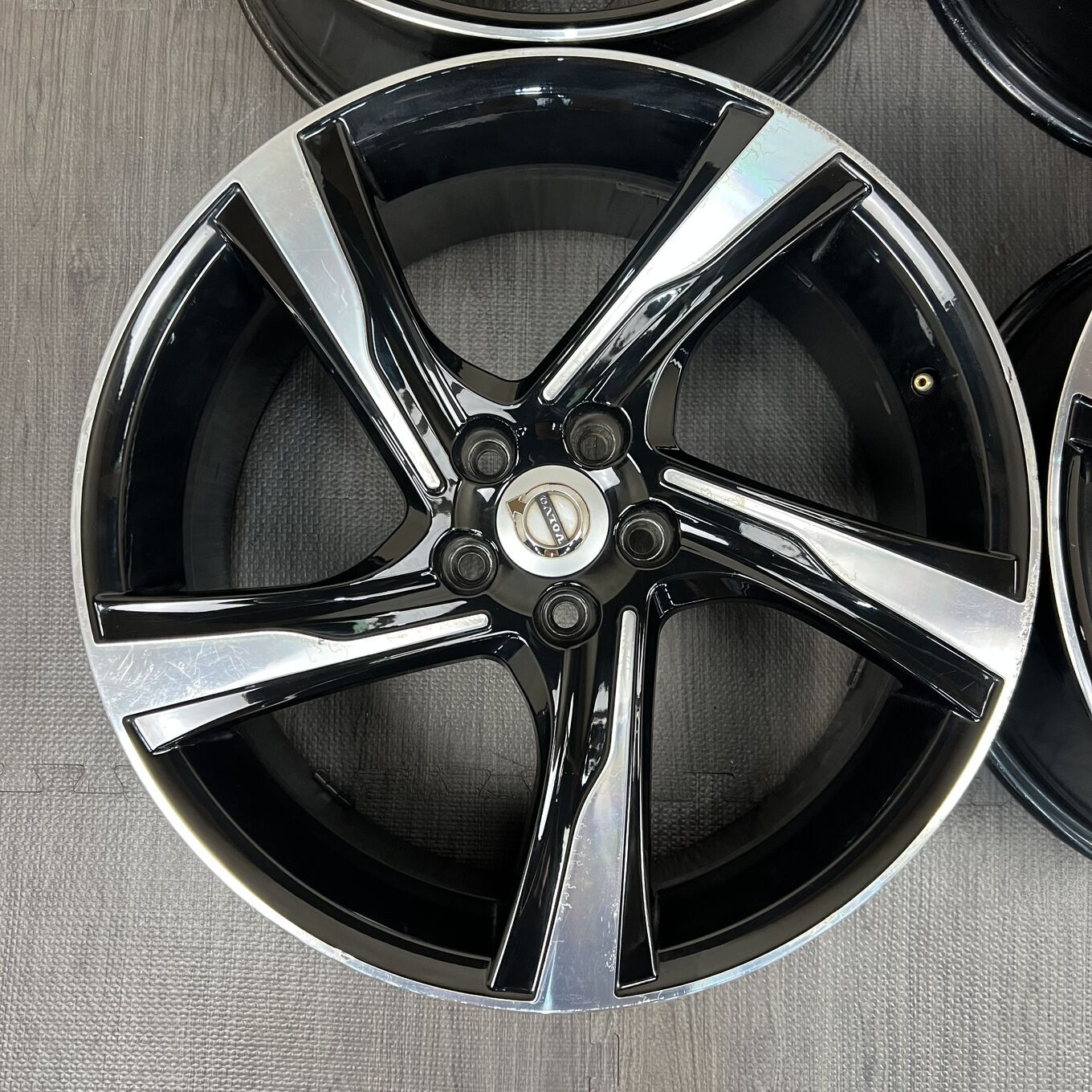 R19 8J ET49 5x108 — 42 500 ¥/комплект