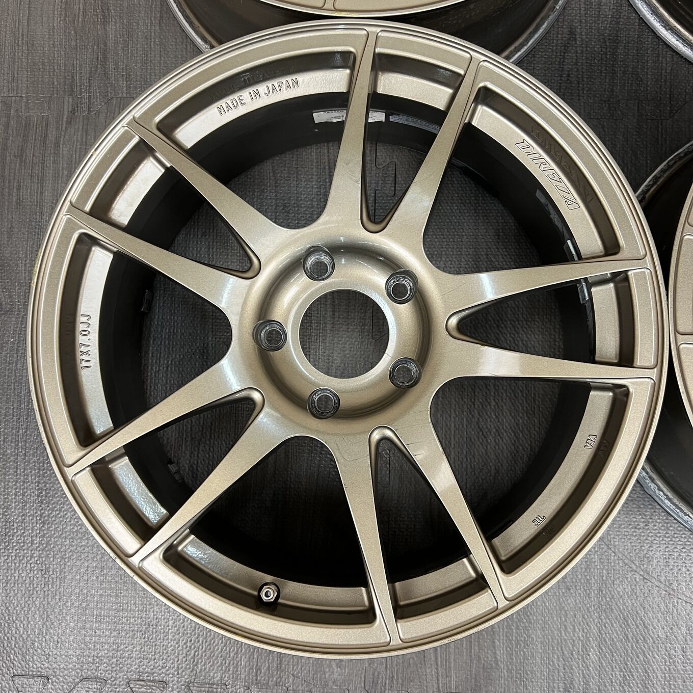 R17 7J ET48 5x114.3 Dunlop DIREZZA — 46 800 ¥/комплект