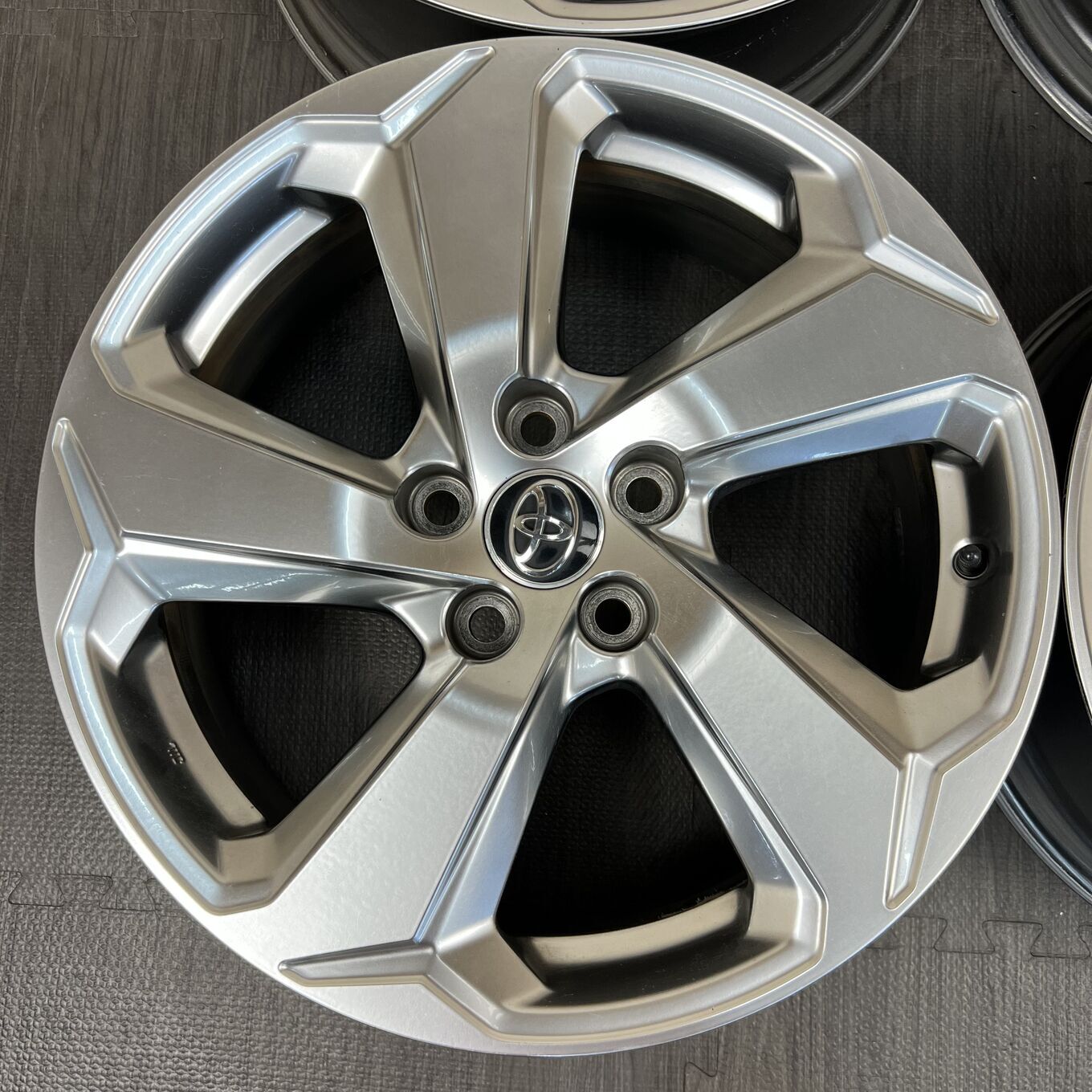 R18 7J ET35 5x114.3 Toyo RAV4 — 51 000 ¥/комплект