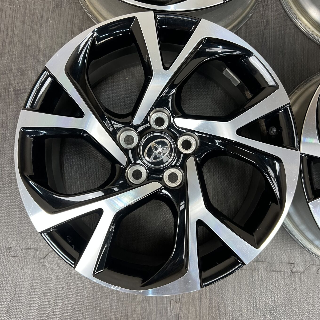 R18 7J ET50 5x114.3 Toyo C-HR — 46 800 ¥/комплект