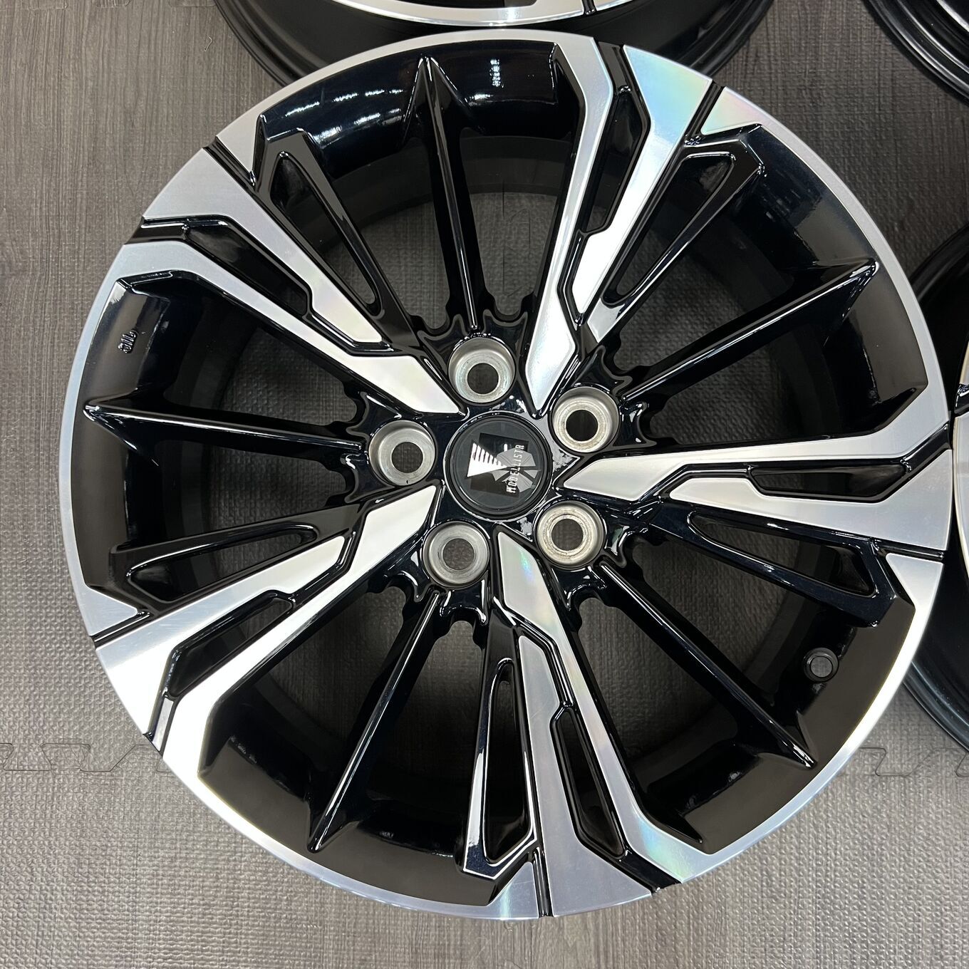 R18 7J ET40 5x114.3 Toyo WINGDANCER XIV — 102 000 ¥/комплект