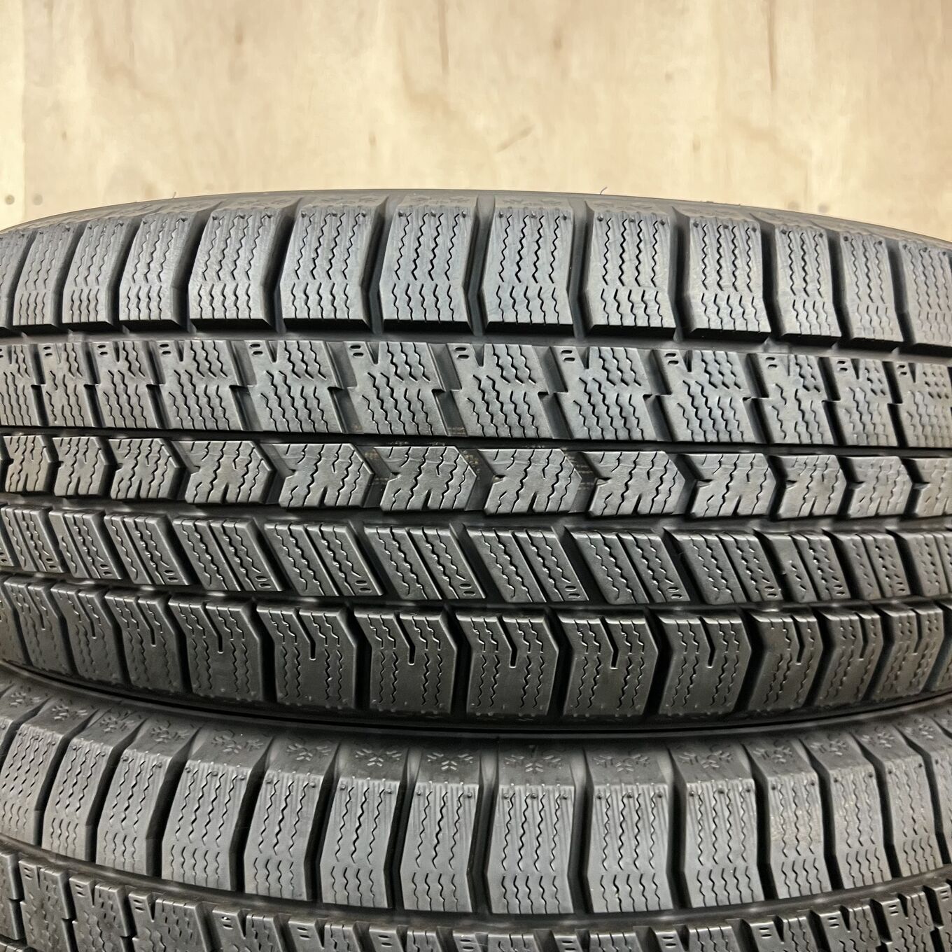 195/60 R17 Goodyear ICE NAVI 8 — 28 100 ¥/комплект