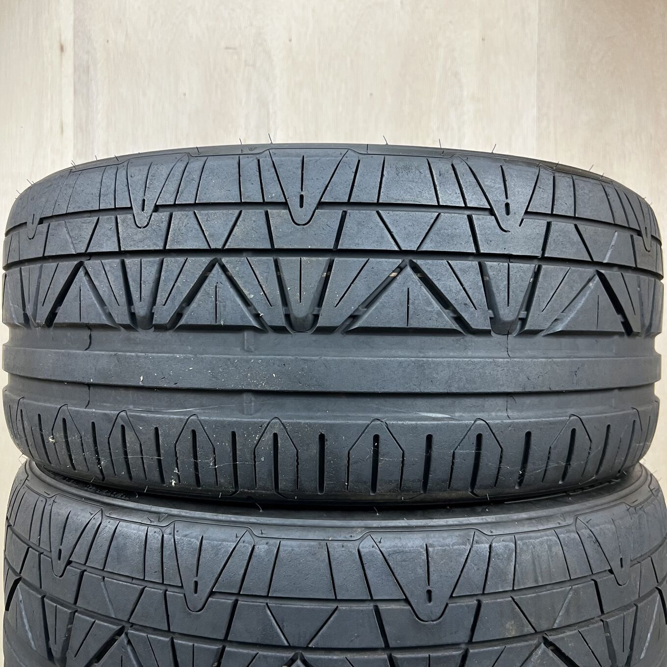 255/40 R19 INVO — 21 300 ¥/комплект