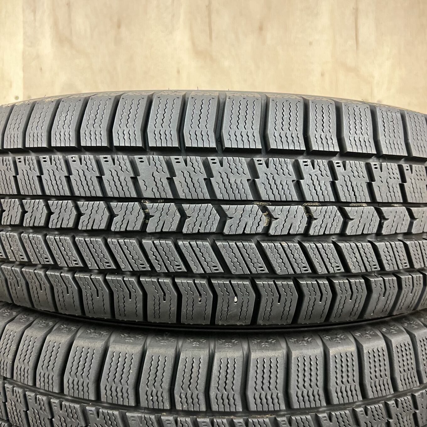205/65 R16 Goodyear ICE NAVI 8 — 28 100 ¥/комплект