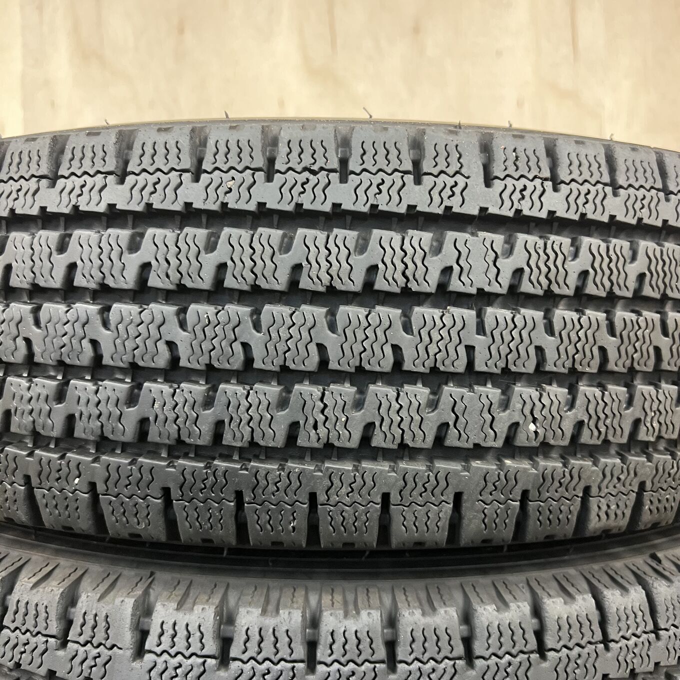 195/80 R15 Toyo DELVEX 935 — 28 100 ¥/комплект