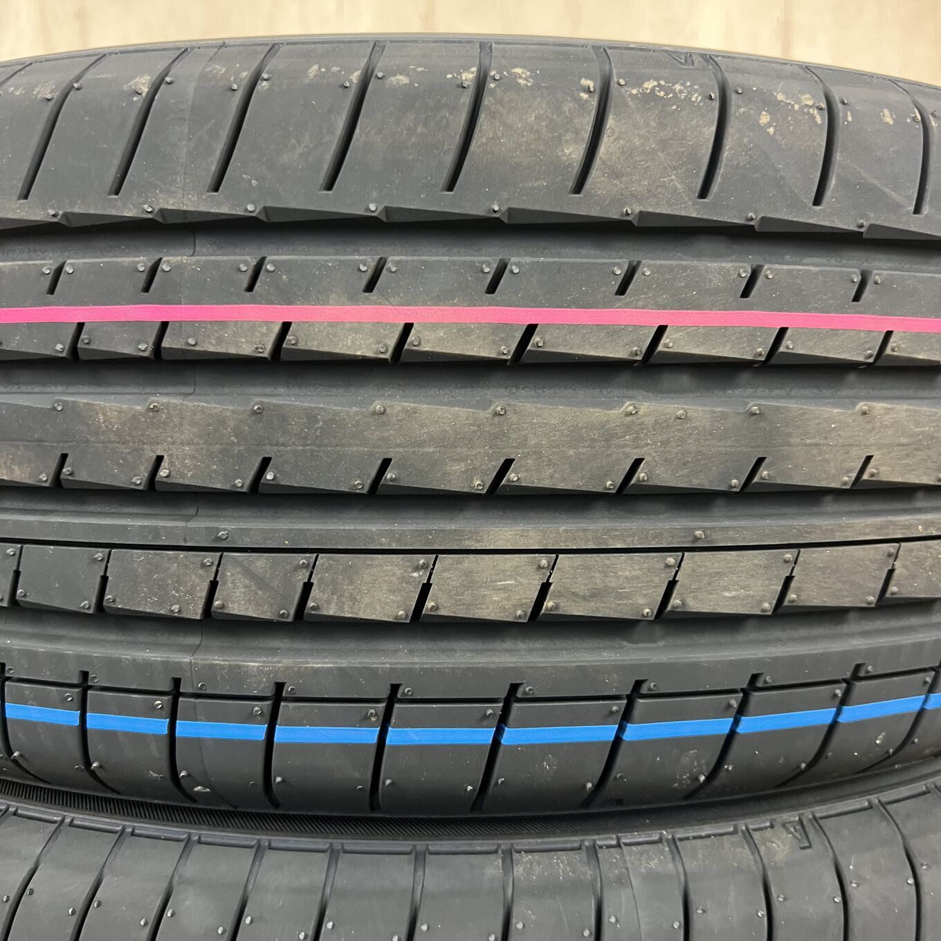 235/60 R18 Yokohama ADVAN V61 — 66 300 ¥/комплект