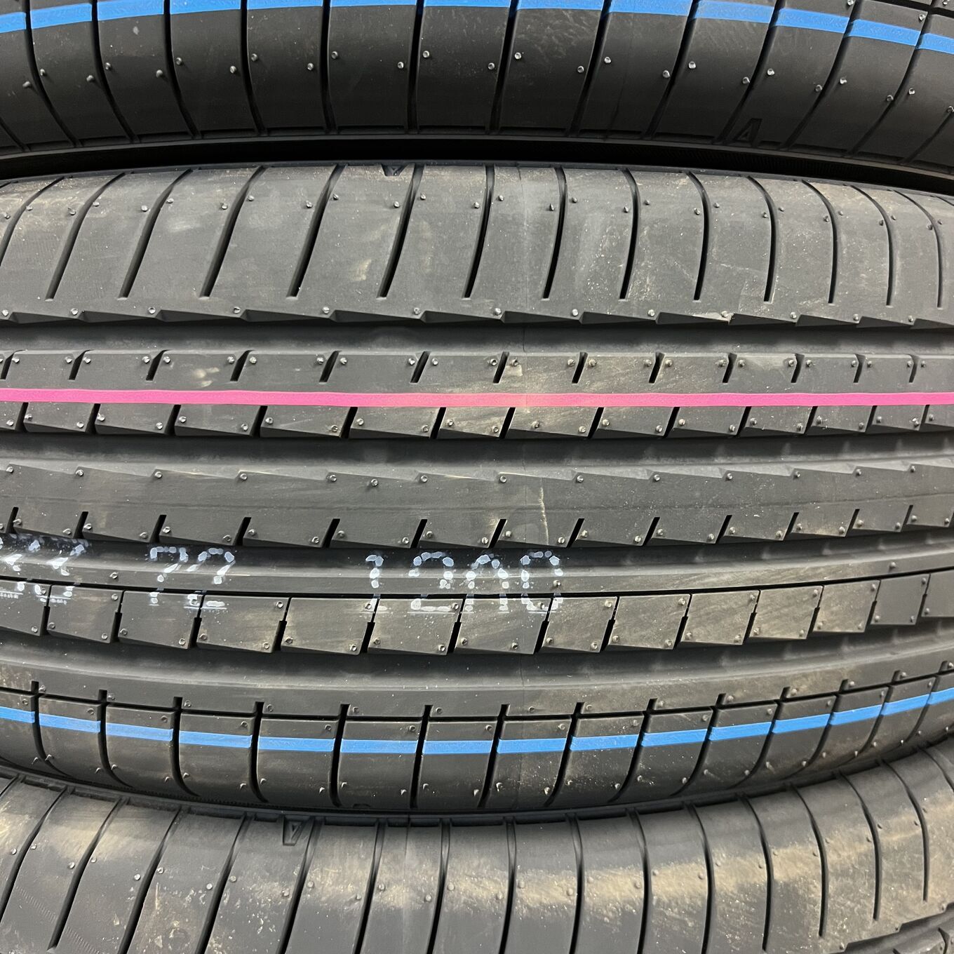 Yokohama ADVAN V61 235/60 R18, фото 3