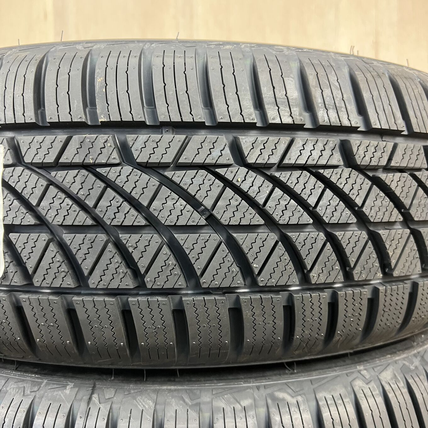 225/60 R18 Hankook WEATHERFLEX GT — 46 800 ¥/комплект