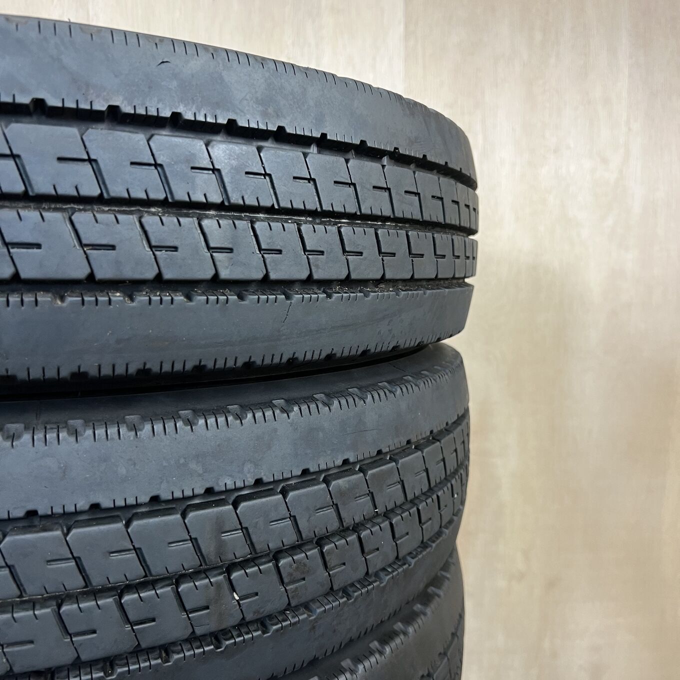 205/80 R17.5 Bridgestone DURAVIS R207 — 28 300 ¥/комплект