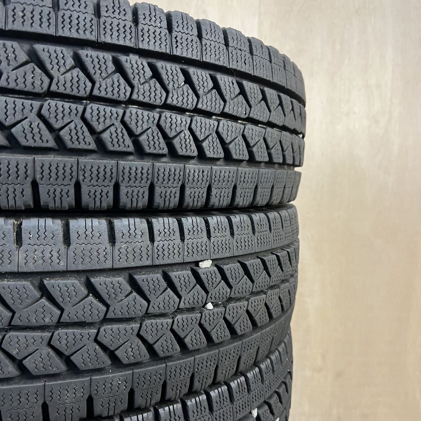 205/80 R17.5 Bridgestone BLIZZAK W979 — 23 800 ¥/комплект