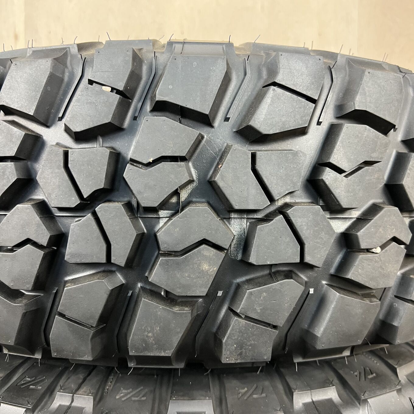 285/75 R16 Bfgoodrich MUD-TERRAIN T/A KM2 — 42 500 ¥/комплект