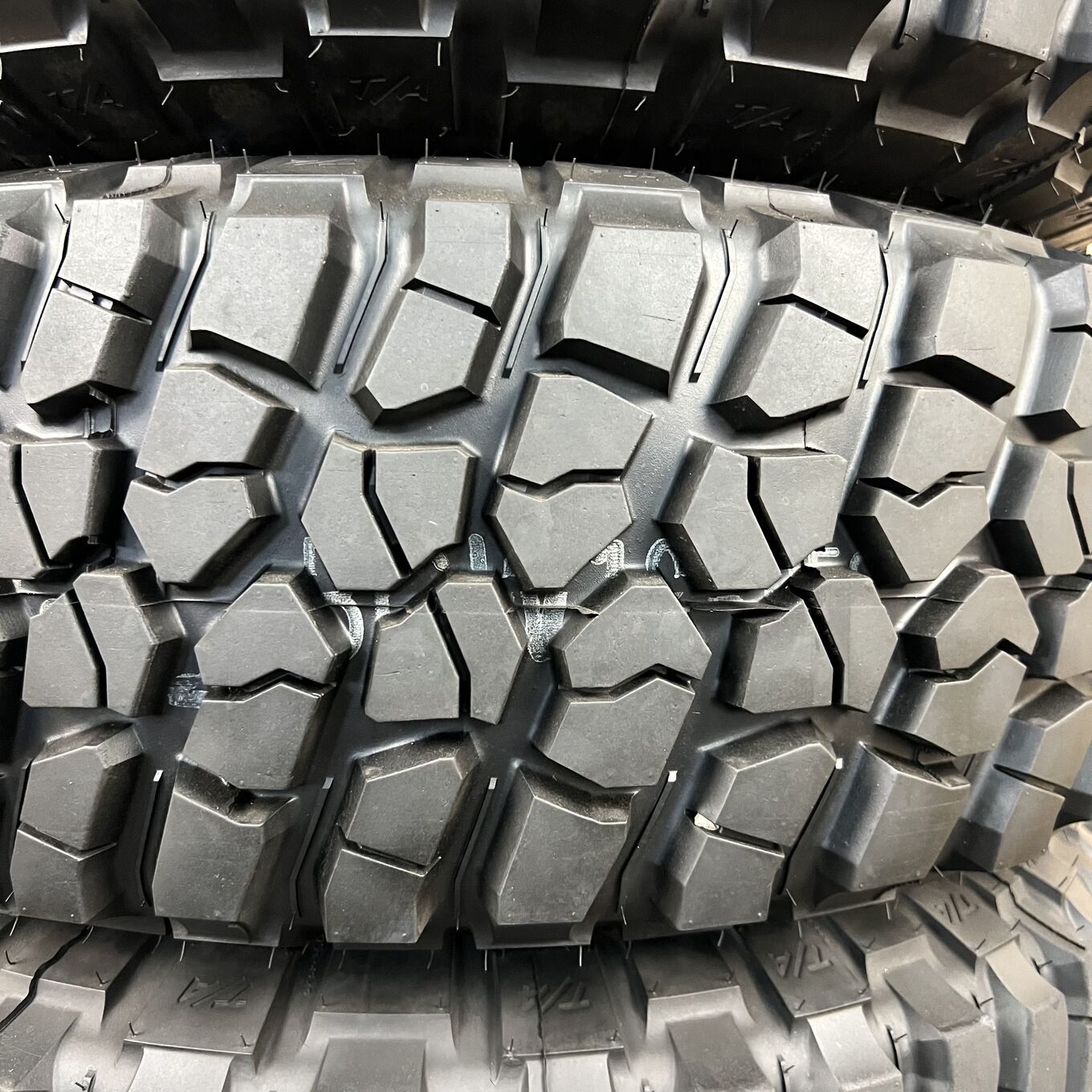 Bfgoodrich MUD-TERRAIN T/A KM2 285/75 R16, фото 2