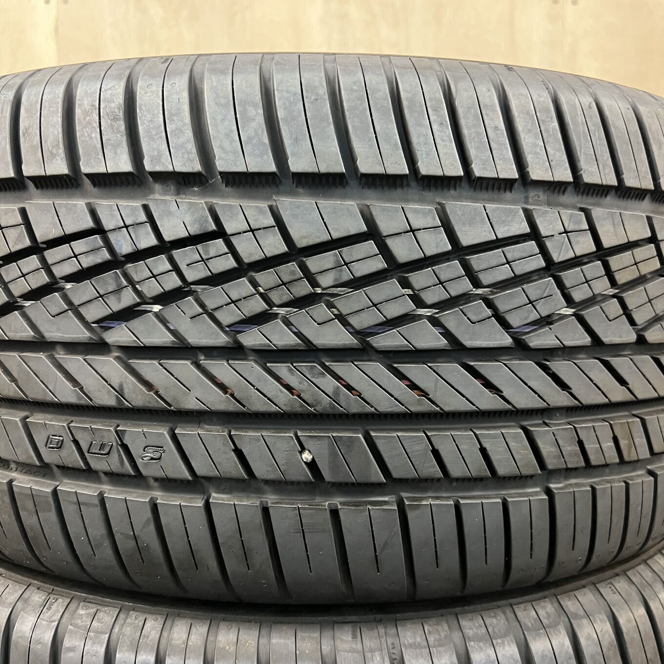 275/40 R19 Continental ALLSEASONCONTACT DWS06 — 27 200 ¥/комплект