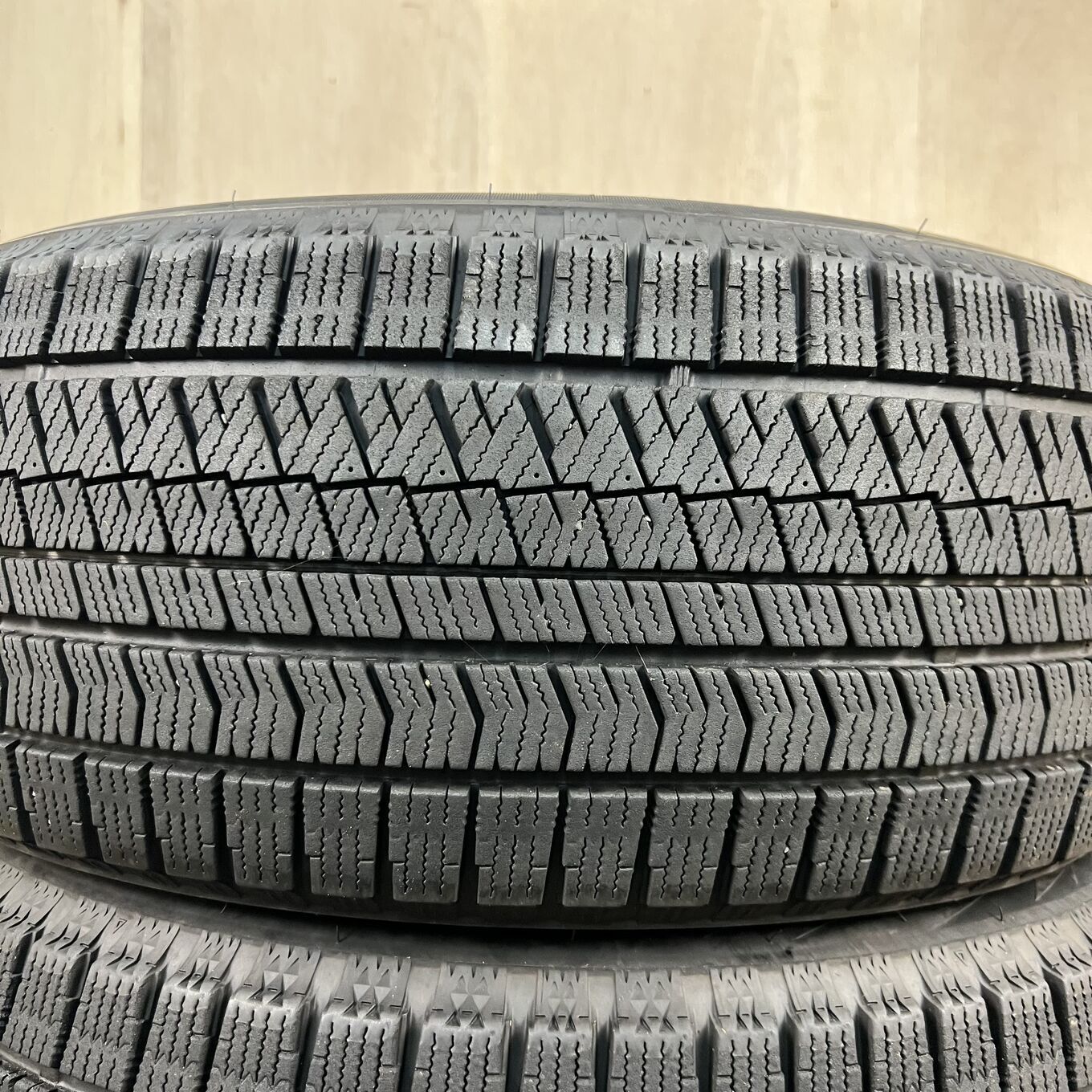 225/50 R18 Bridgestone BLIZZAK VRX2 — 22 100 ¥/комплект