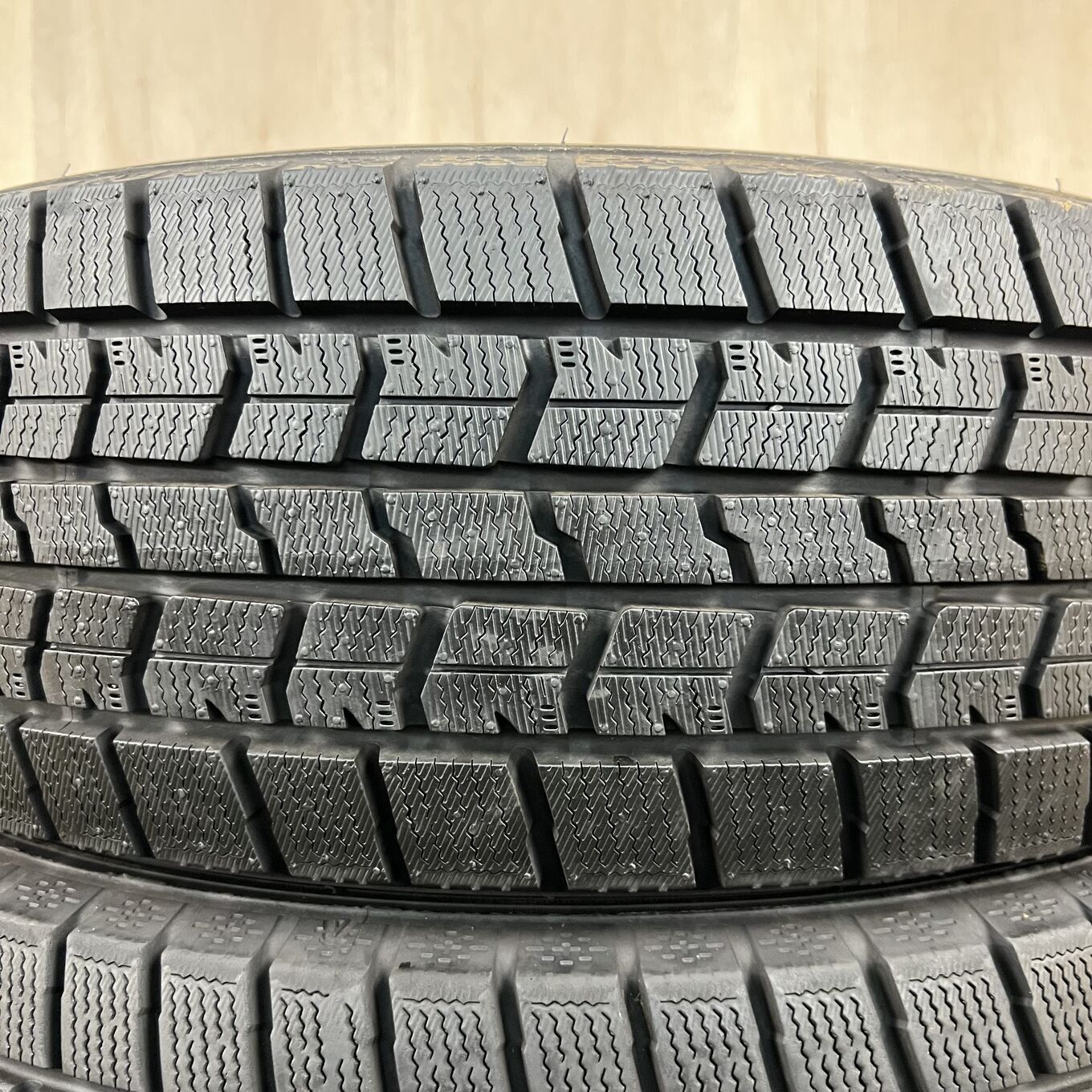 215/60 R17 Goodyear ICE NAVI 7 — 32 300 ¥/комплект