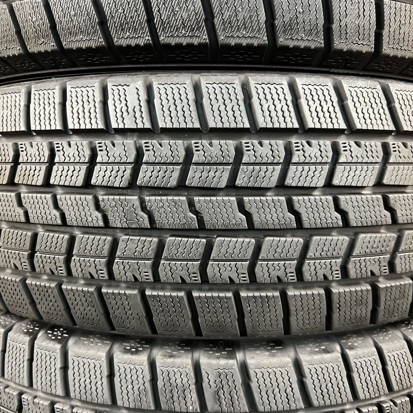 Goodyear ICE NAVI 7 215/60 R17, фото 2