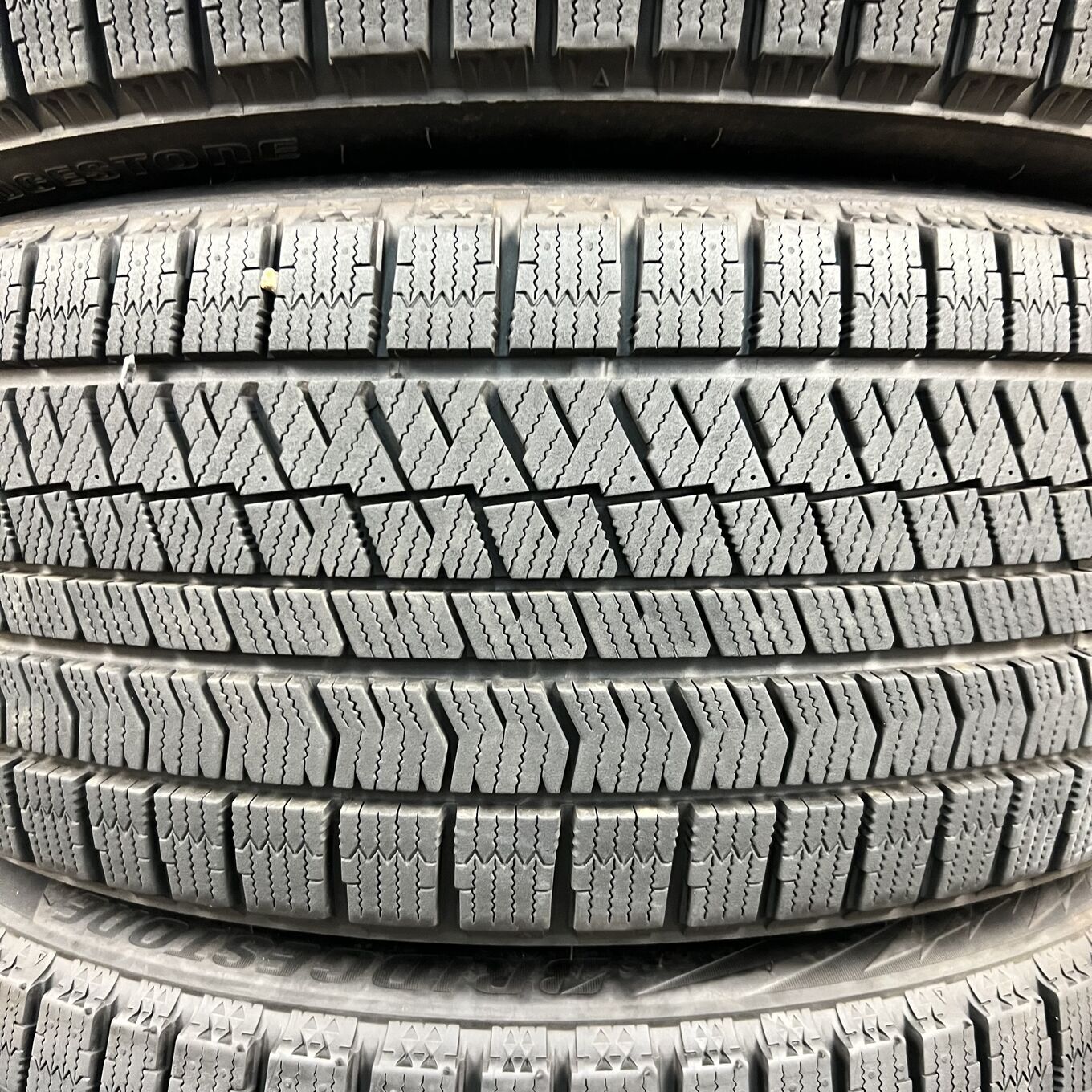 Bridgestone BLIZZAK VRX2 245/40 R20, фото 2