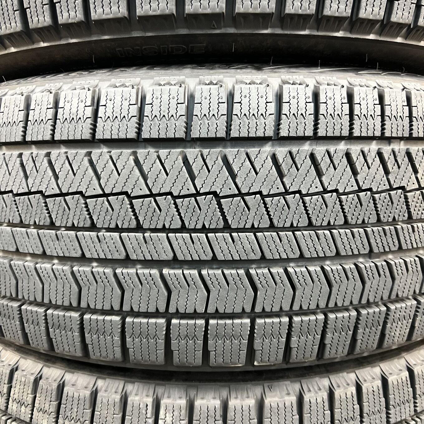Bridgestone BLIZZAK VRX2 245/40 R20, фото 3