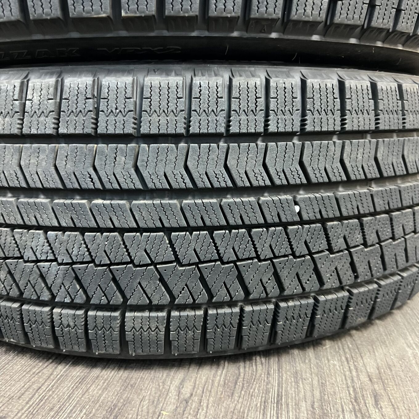 Bridgestone BLIZZAK VRX2 245/40 R20, фото 4