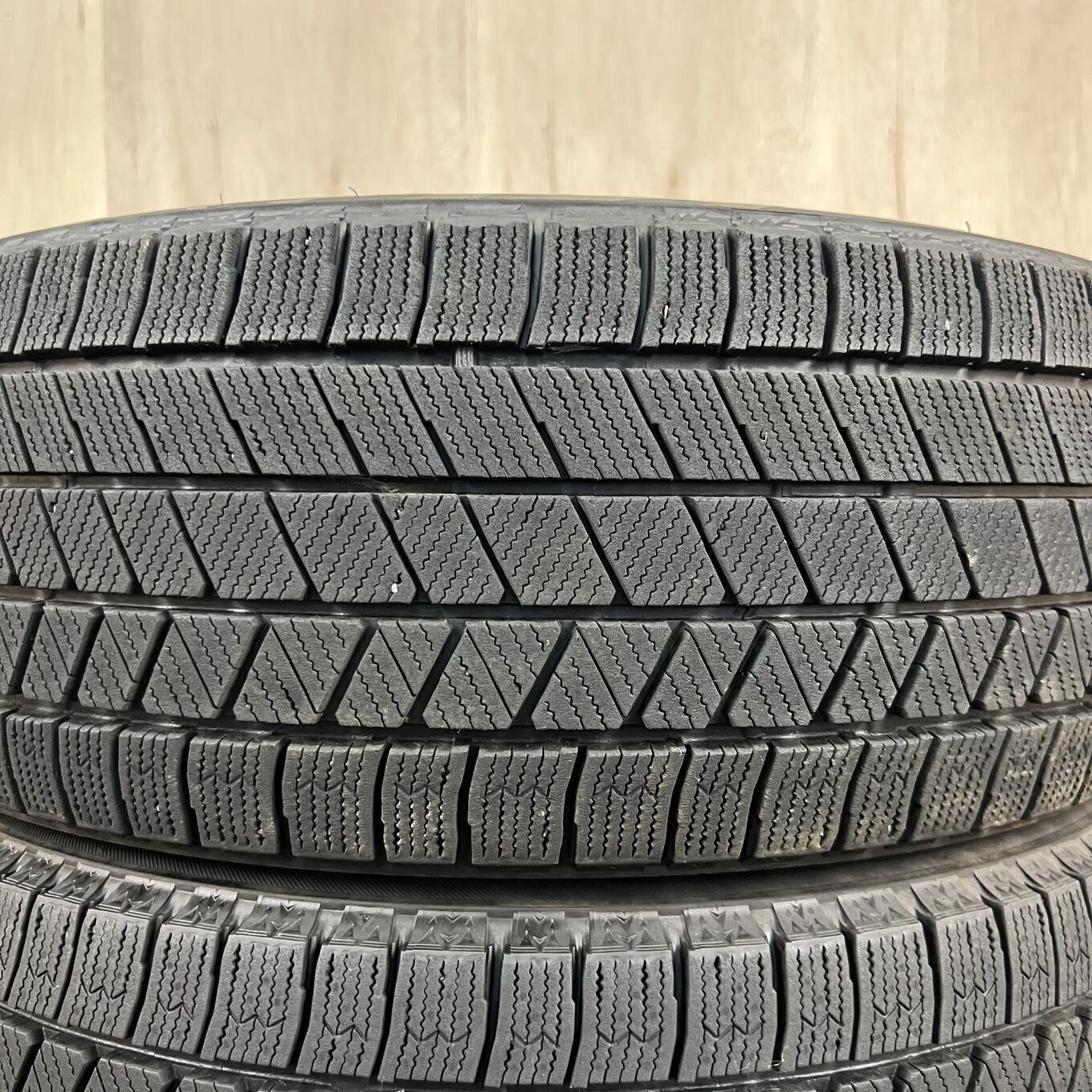 225/45 R18 Bridgestone BLIZZAK VRX3 — 37 400 ¥/комплект