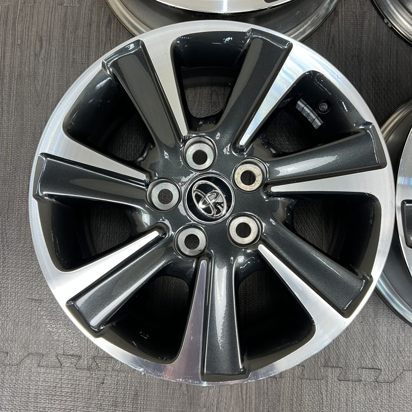 R16 6J ET50 5x114.3 Toyo NOAH 80 — 34 000 ¥/комплект