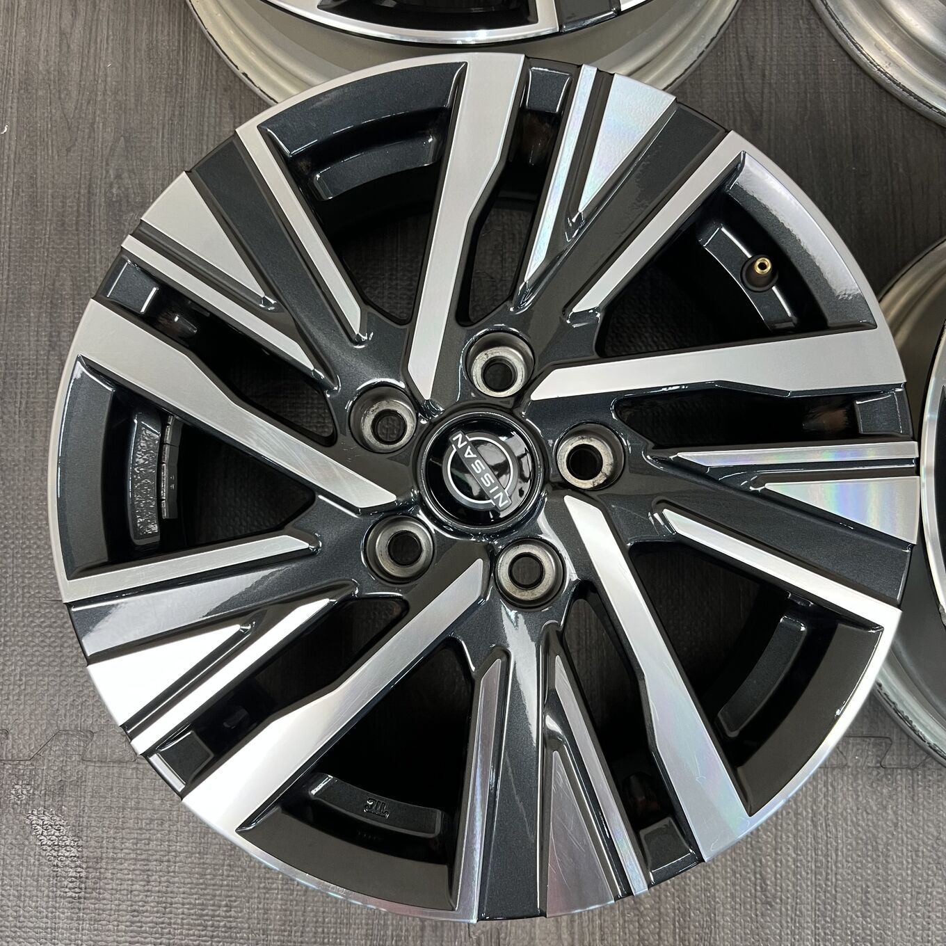 R16 6J ET45 5x114.3 SERENA C28 — 29 800 ¥/комплект