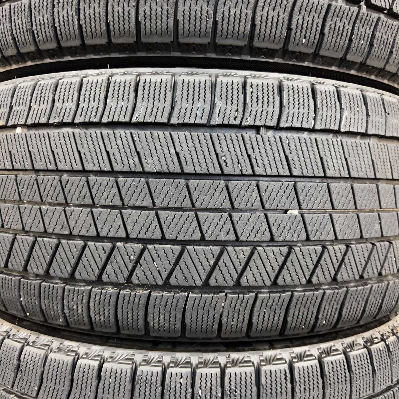 Bridgestone BLIZZAK VRX3 245/45 R17, фото 2