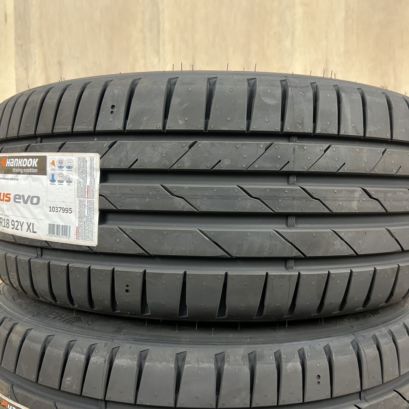 225/40 R18 Hankook VENTUS EVO K137 — 46 800 ¥/комплект