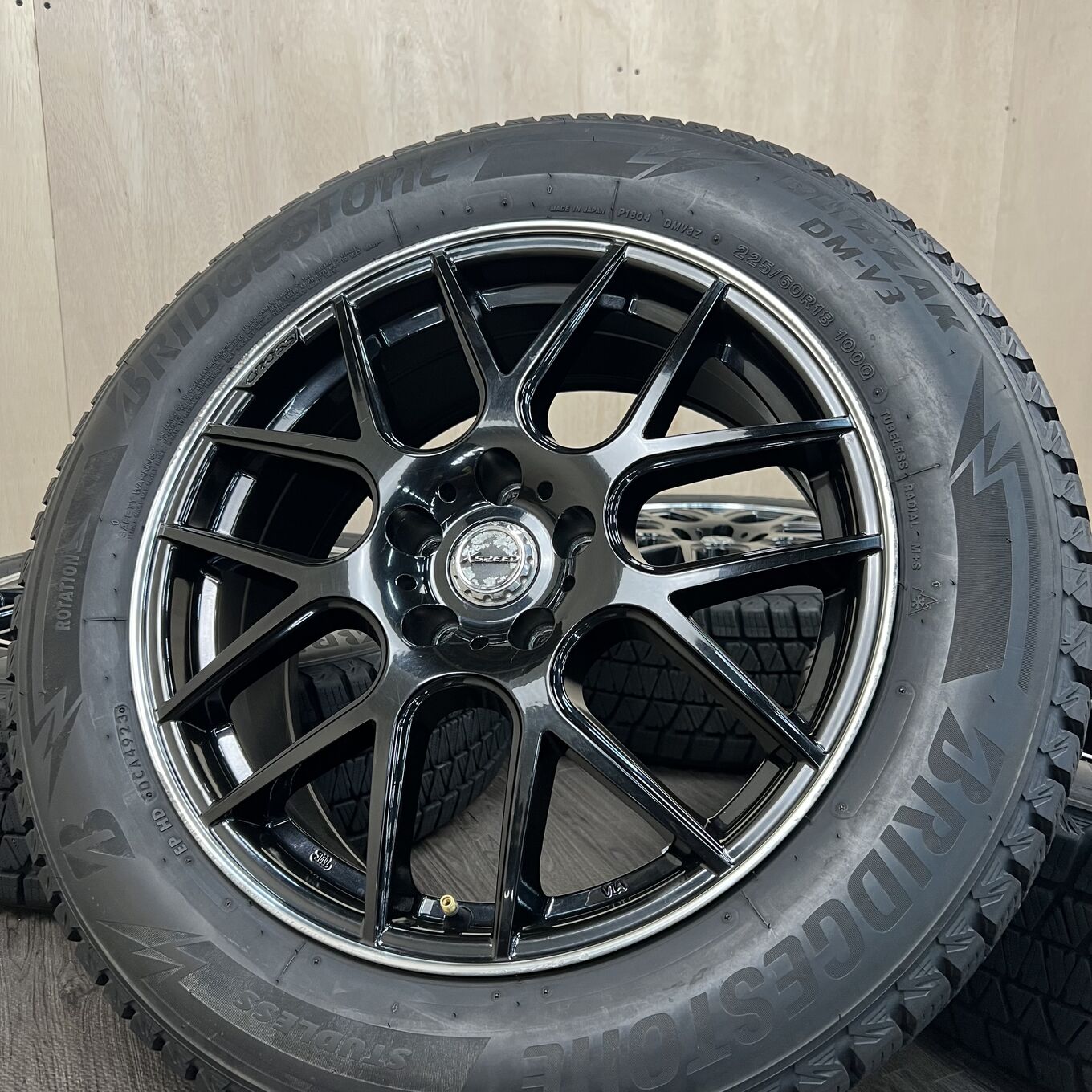 Б/У колесо в сборе 225/60 R18 Bridgestone BLIZZAK DM-V3, артикул 106S40426