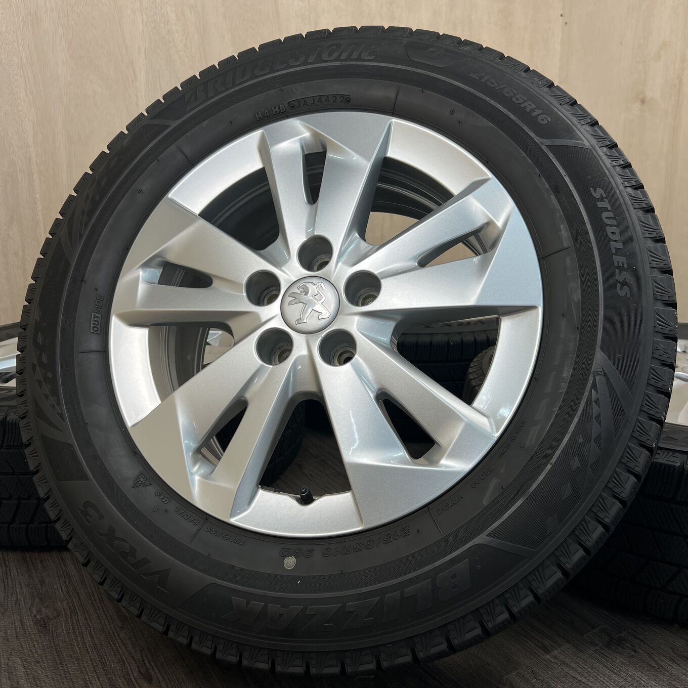Б/У колесо в сборе 215/65 R16 Bridgestone BLIZZAK VRX3, артикул 108S40426