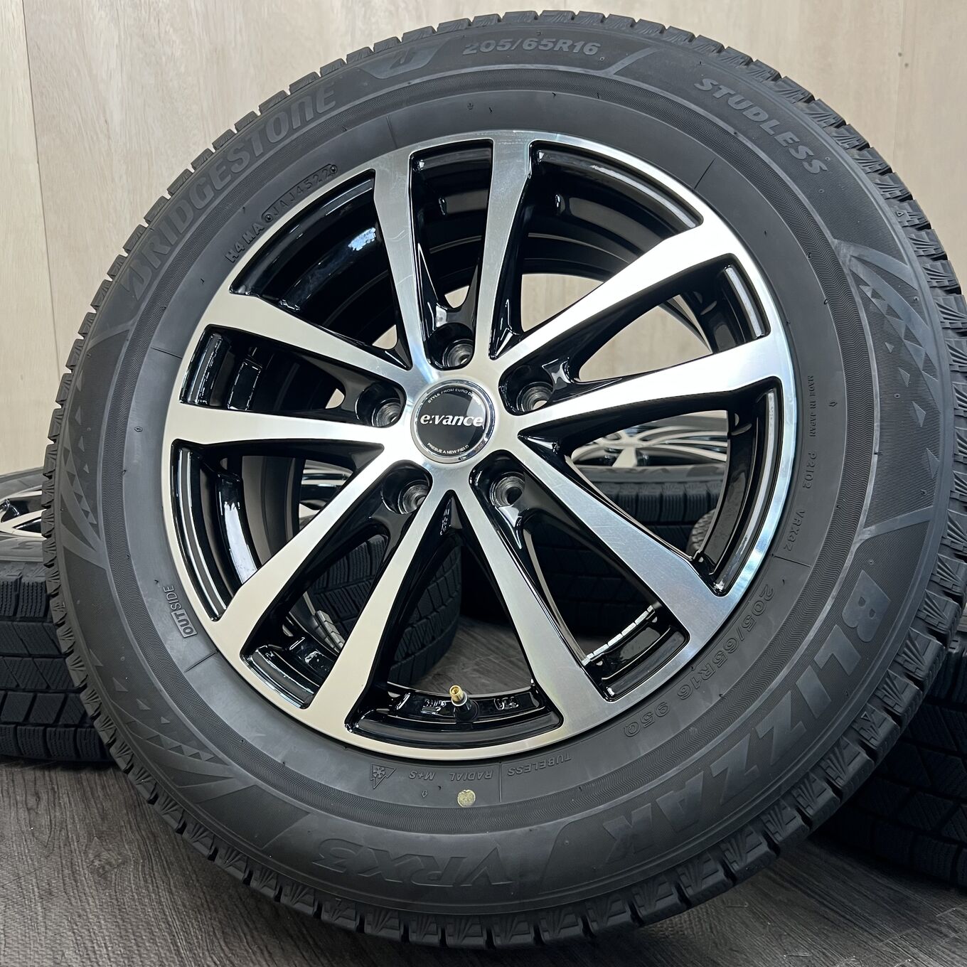 Б/У колесо в сборе 205/65 R16 Bridgestone BLIZZAK VRX3, артикул 109S40426