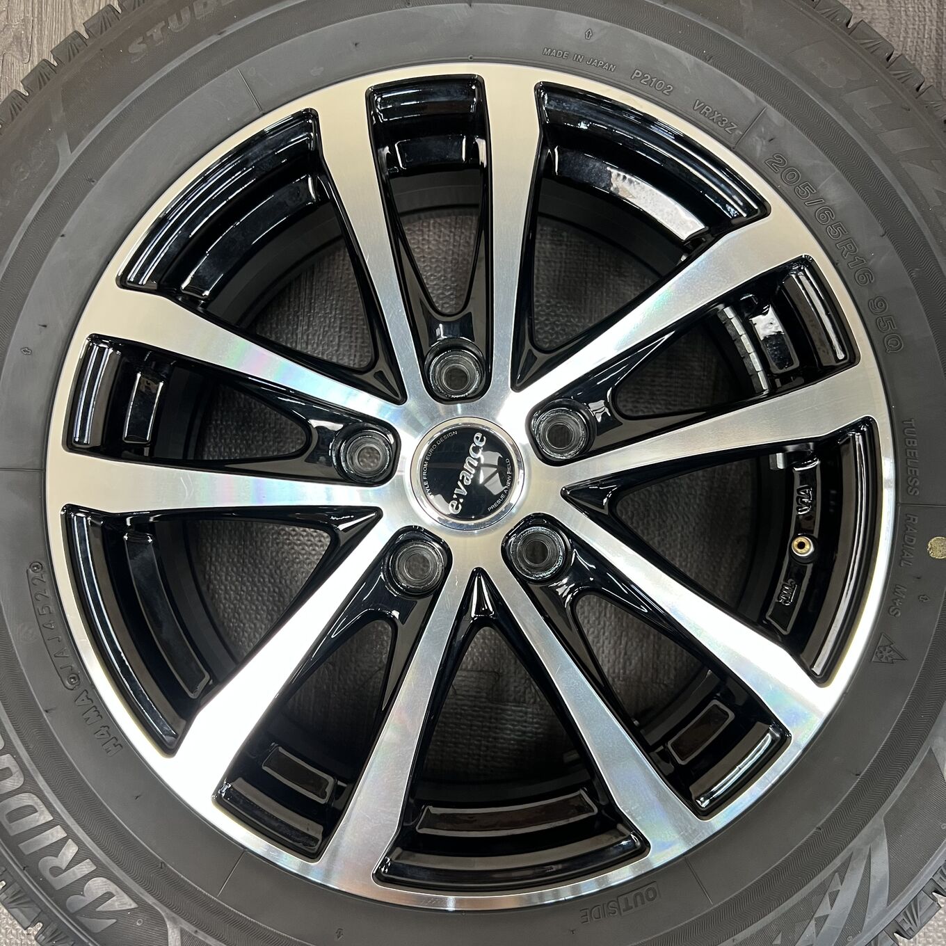 Bridgestone BLIZZAK VRX3 205/65 R16, фото 2