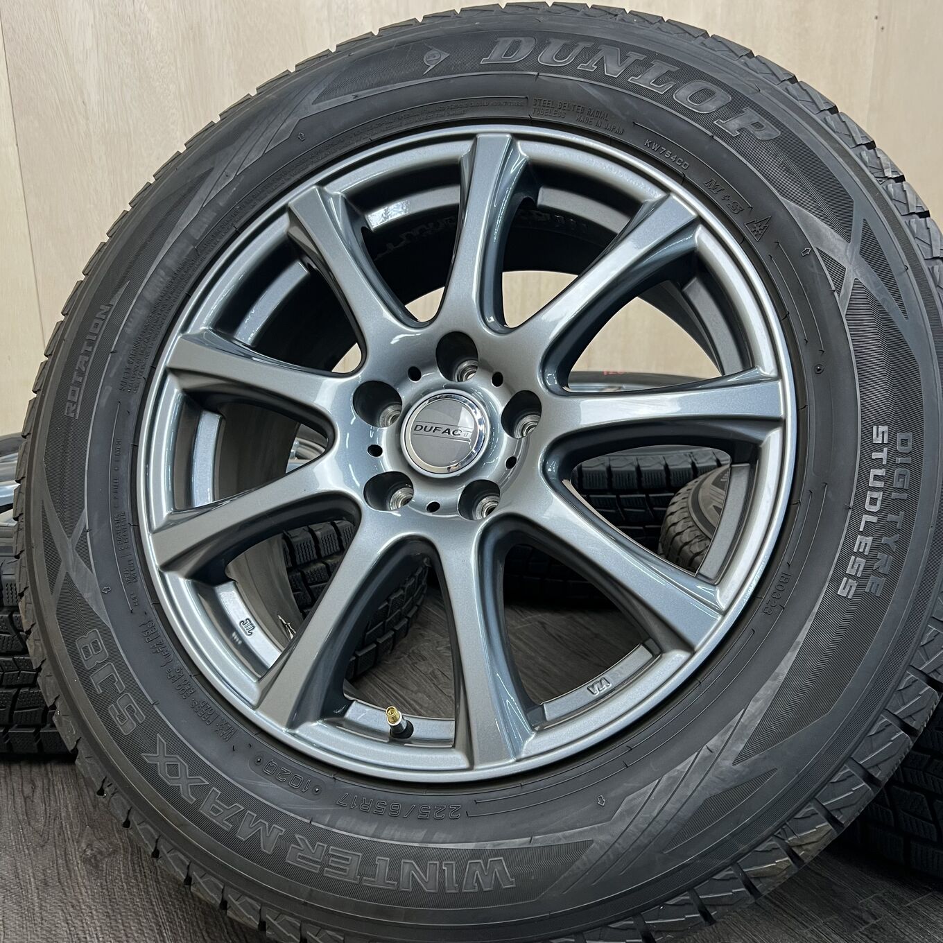 Б/У колесо в сборе 225/65 R17 Dunlop WINTERMAXX SJ8, артикул 126S40426
