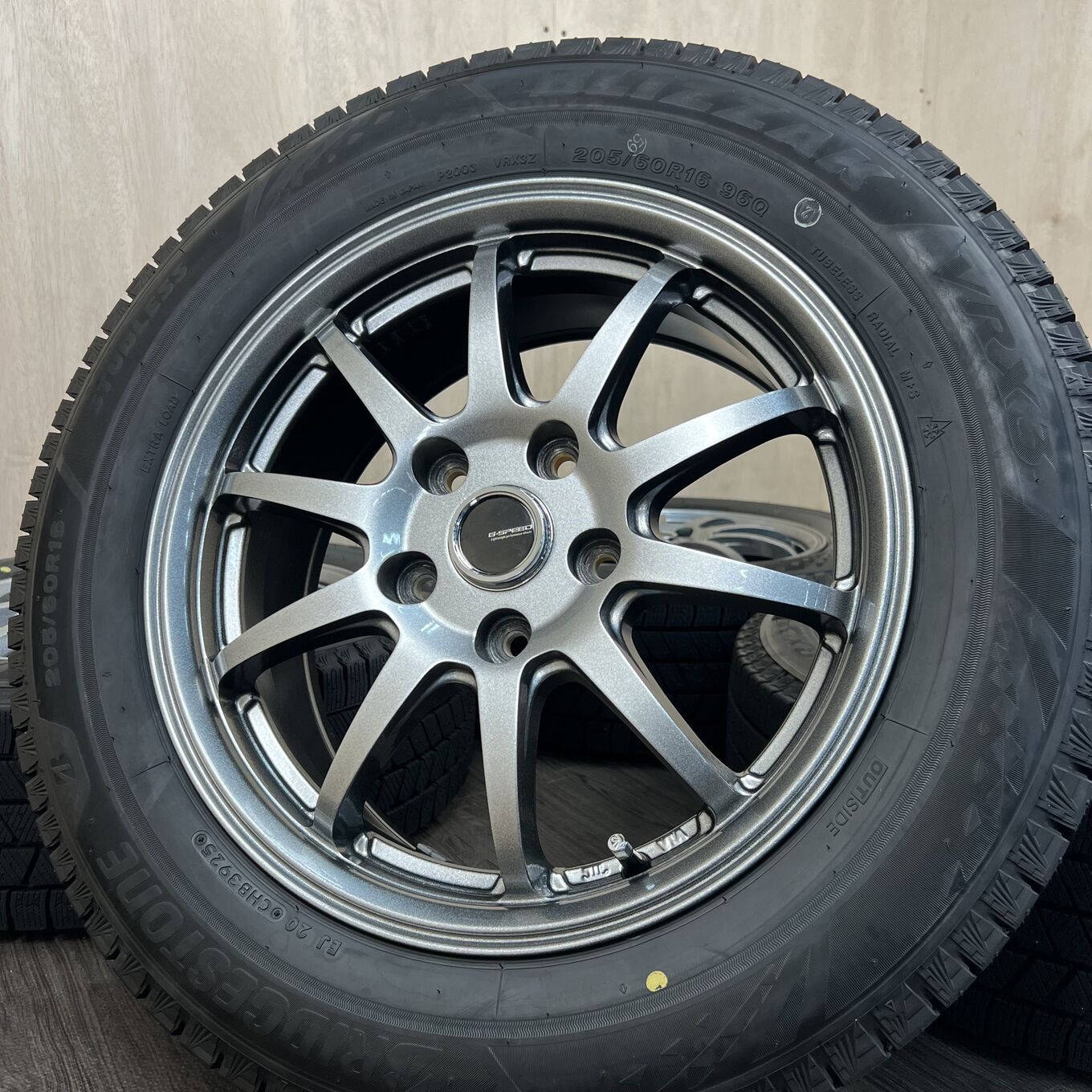 Б/У колесо в сборе 205/60 R16 Bridgestone BLIZZAK VRX3, артикул 130S40426