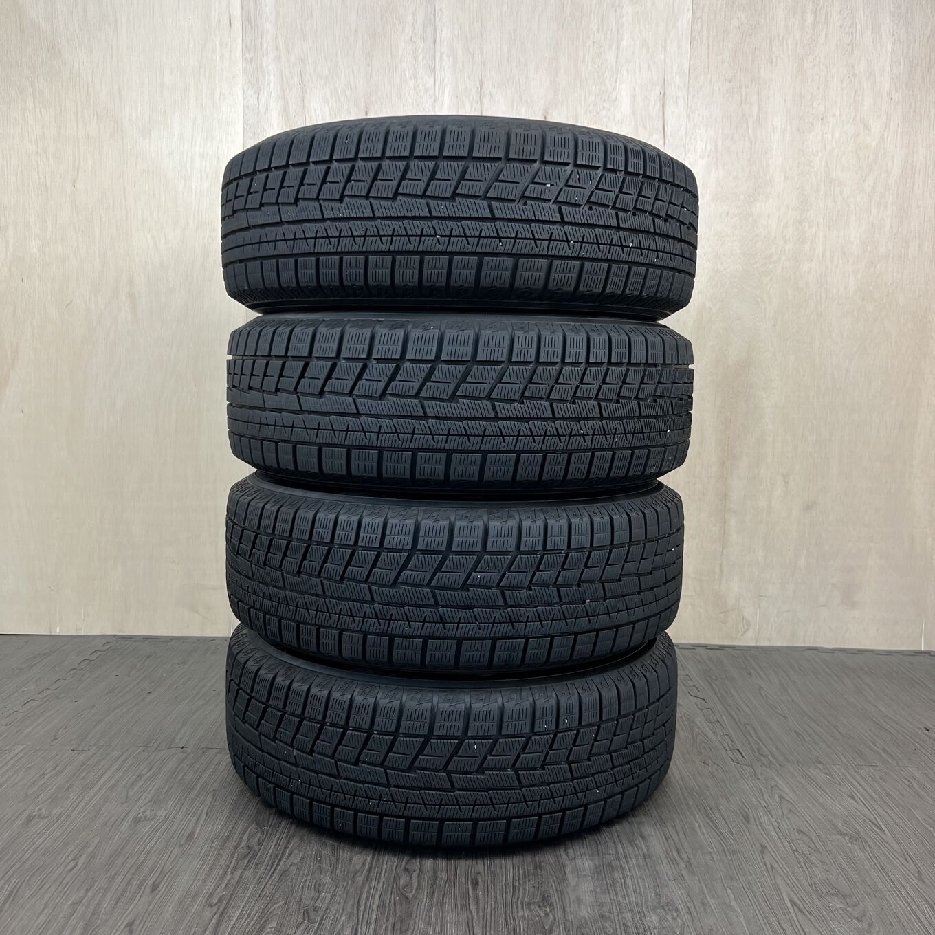 Б/У шина 215/65 R16 Yokohama ICE GUARD IG60, артикул 136T40426