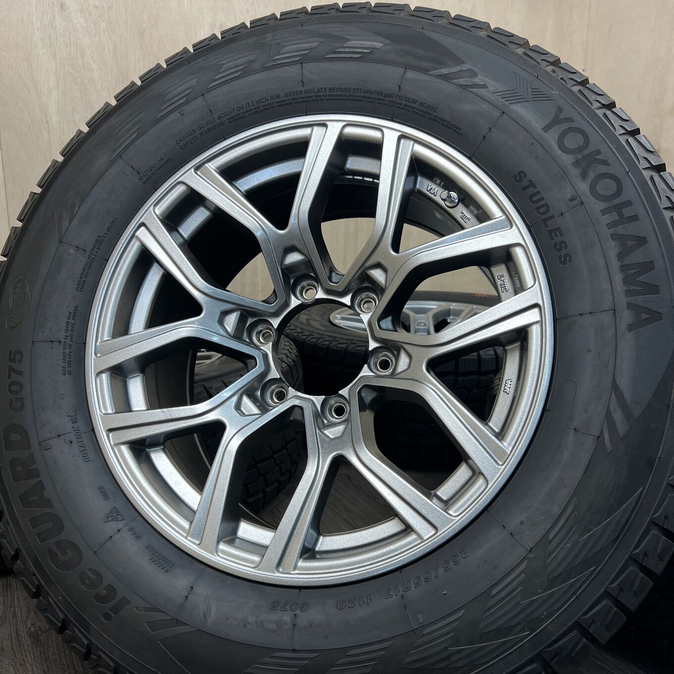 Б/У колесо в сборе 265/65 R17 Yokohama ICE GUARD G075, артикул 137S40426