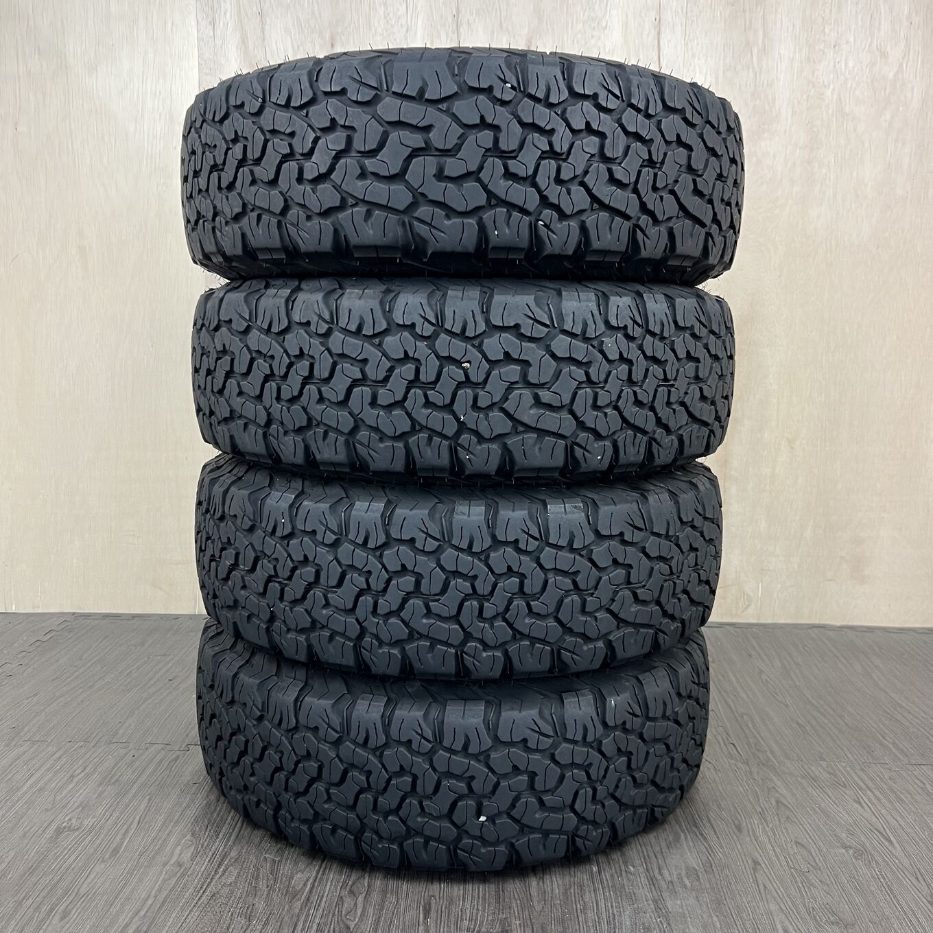 215/70 R16 Bfgoodrich ALL TERRAIN T/A — 18 700 ¥/комплект